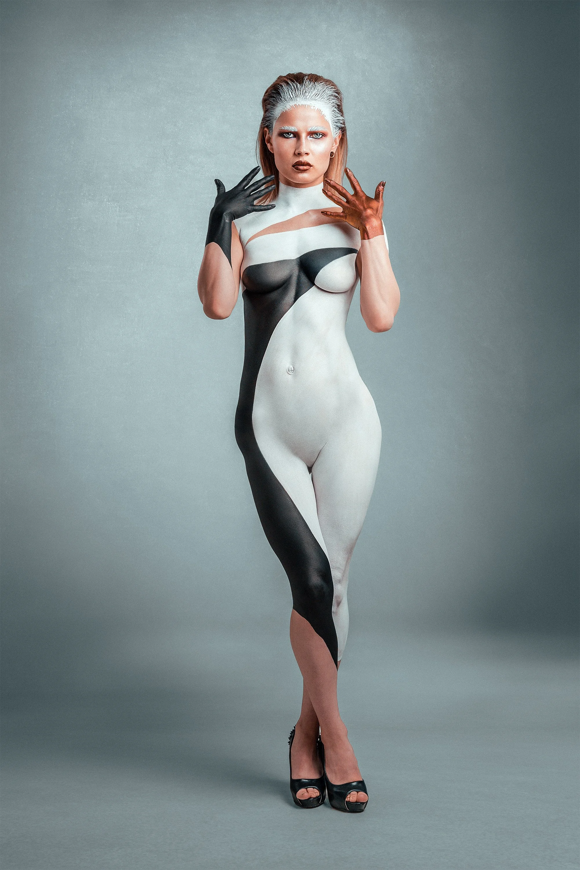 Verna Hirvonen kokovartalo-bodypainting-muotokuvassa, jossa vartalo on maalattu valkoisella ja mustalla. Bodypainting-taiteilija: Riina Laine. Luova muotokuvaus Helsinki – hyvän mielen valokuvaaja Sami Turunen.