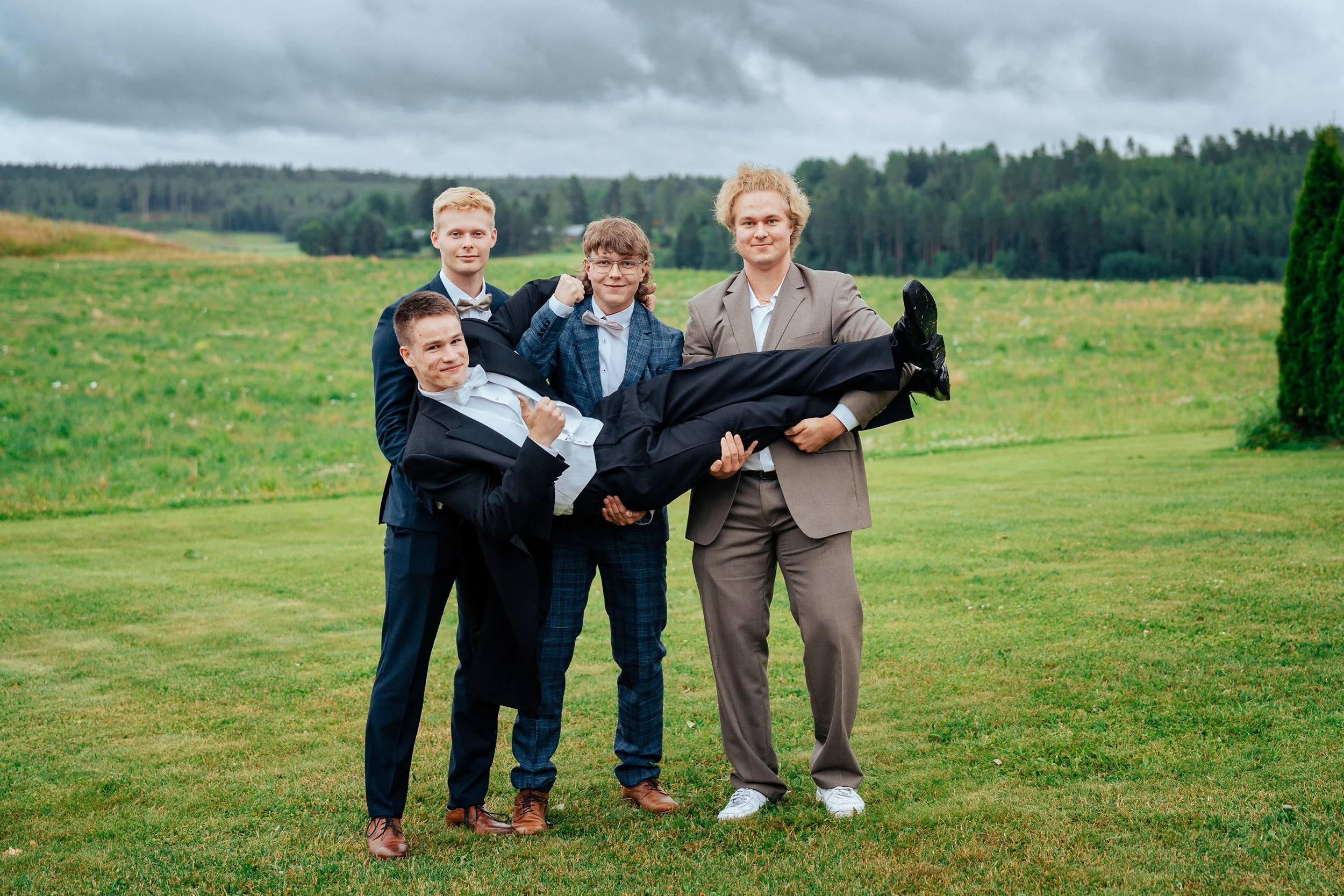 Sulhanen ja kaverit juhlatunnelmissa Pukkilan kartanolla Salossa - hyvän mielen valokuvaaja Sami Turunen.