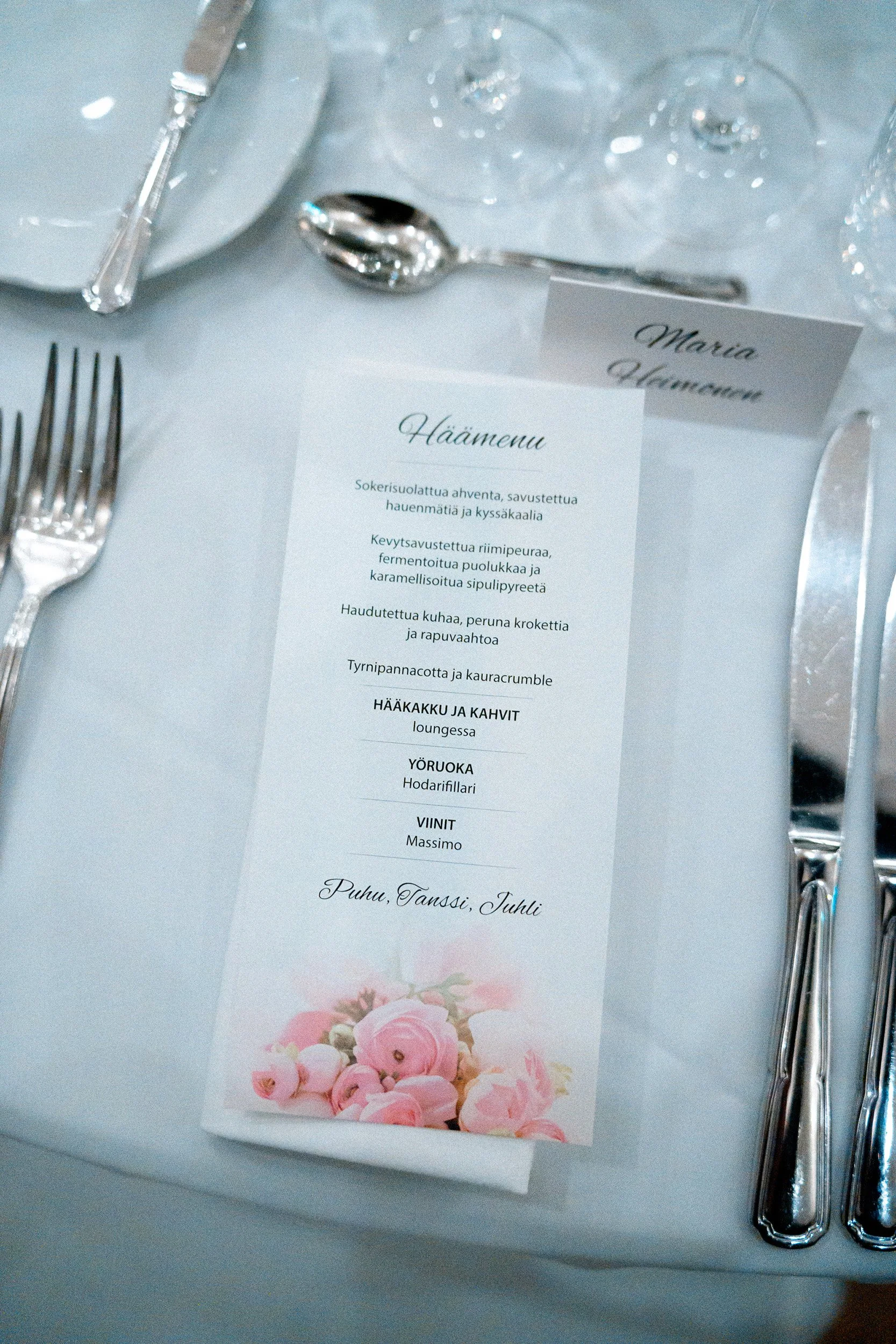 Häämenu Mustion kartanon Linnankrouvin paviljongissa. Hääkuvaus Raasepori – hyvän mielen hääkuvaaja Sami Turunen.