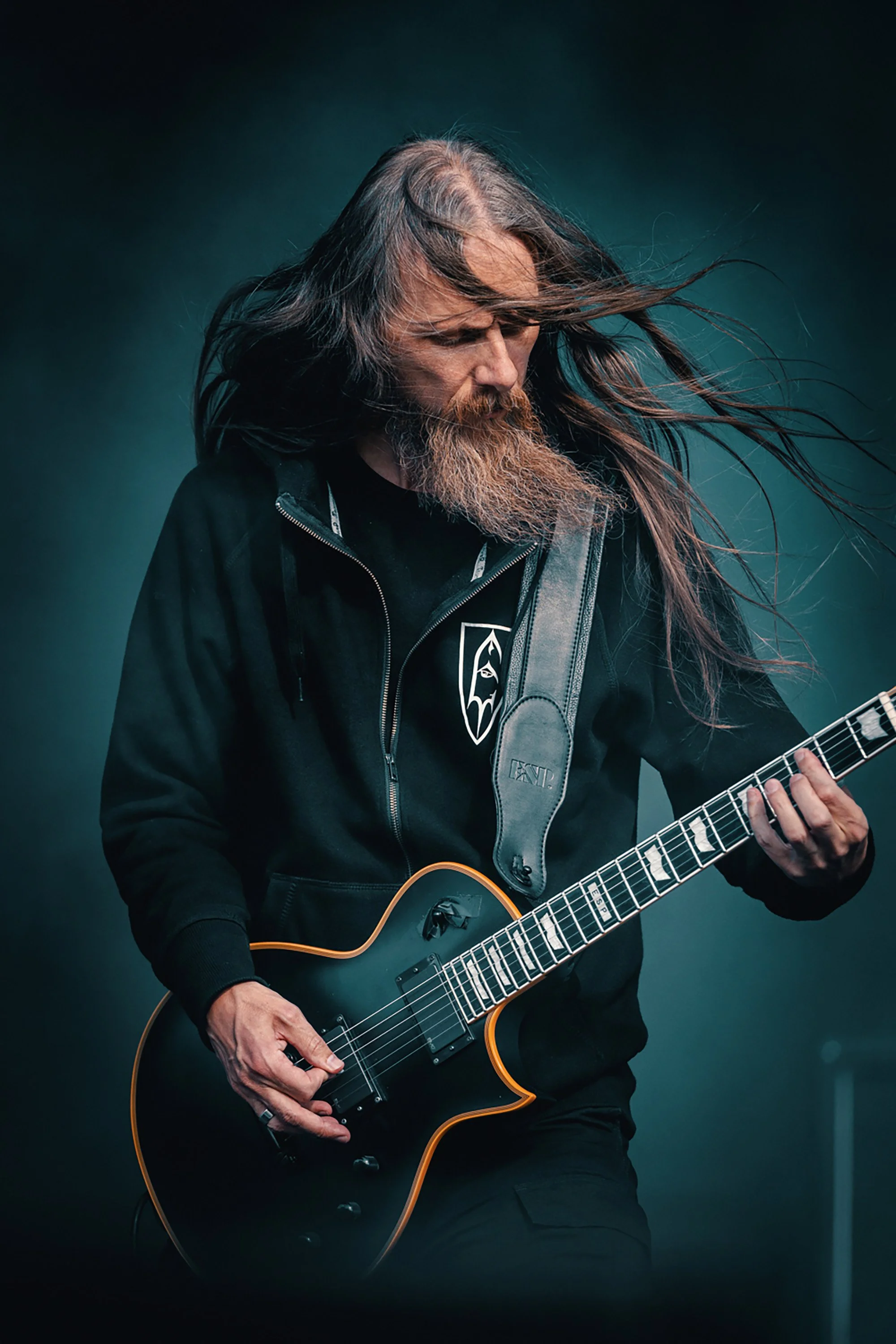 Emperorin kitaristi sooloilee Tuska Festivalin lavalla. Musiikki- ja konserttikuvaus – valokuvaaja Sami Turunen.