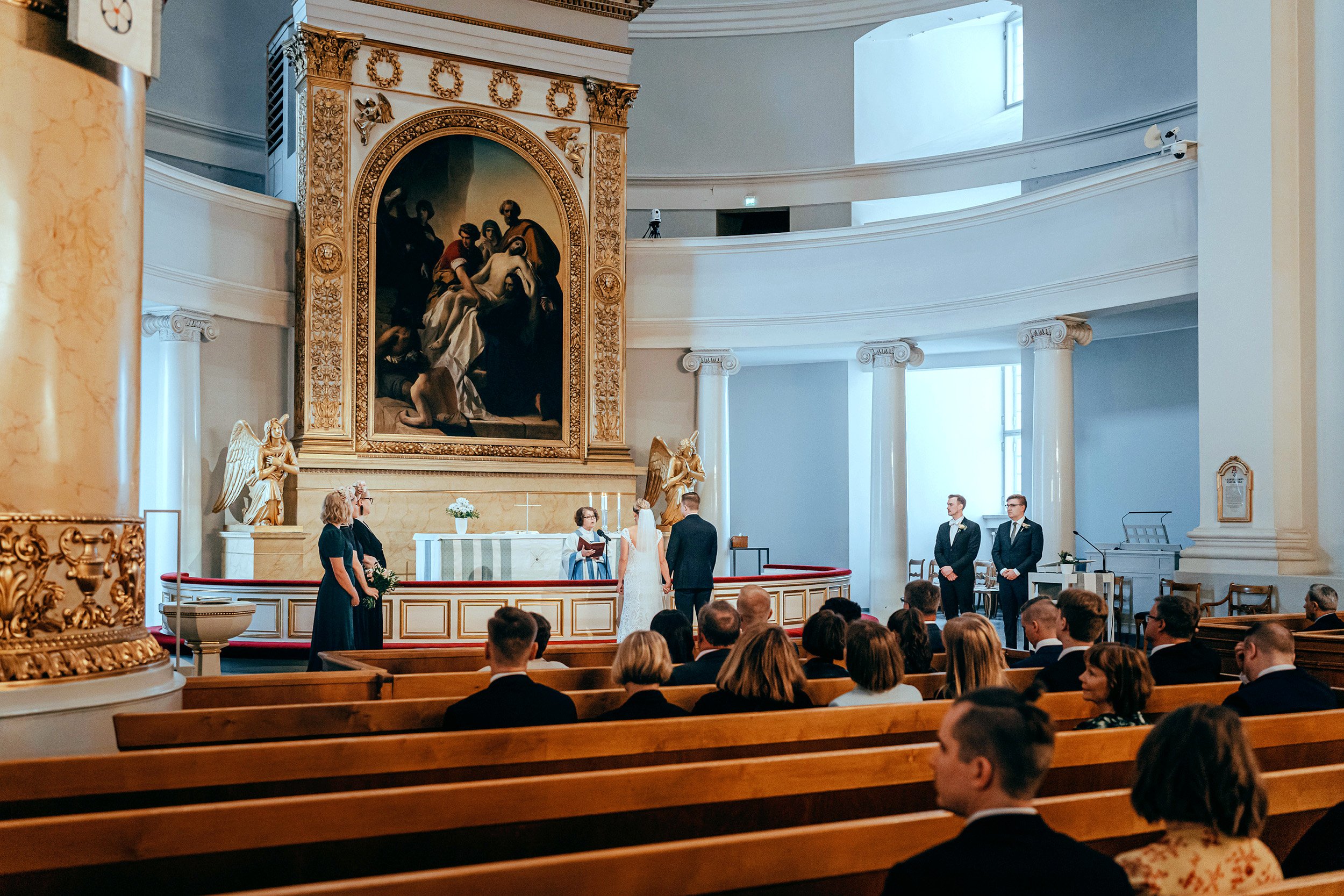 Hääparin vihkiminen Helsingin tuomiokirkon korkeiden holvikaarien alla. Hääkuvaus Helsinki – hyvän mielen hääkuvaaja Sami Turunen.