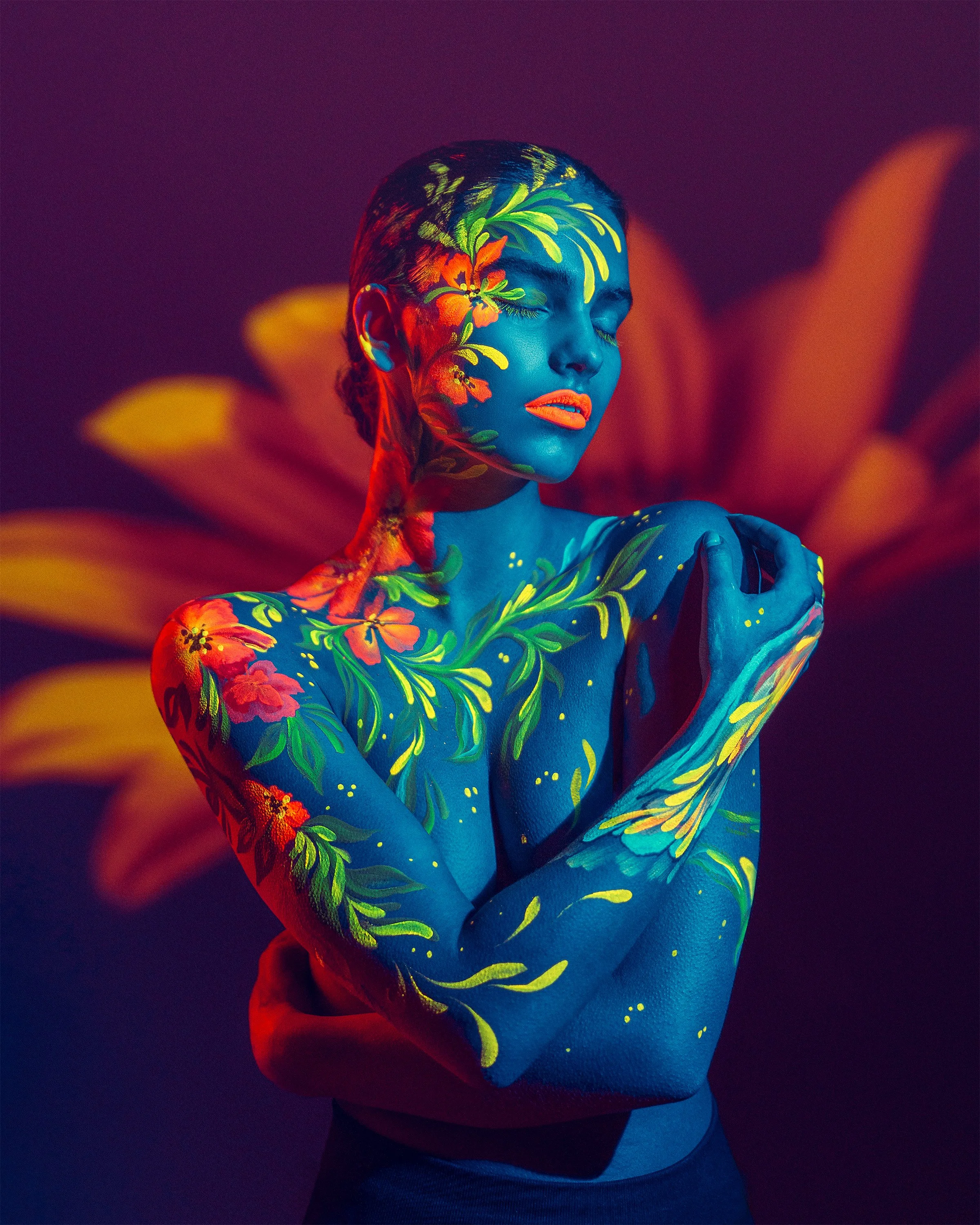 Oona Antila poseeraa taiteellisessa bodypainting-kuvassa UV-valoilla korostettujen värien loisteessa. Bodypainting-taiteilija: Riina Laine. Luova muotokuvaus Helsinki – hyvän mielen valokuvaaja Sami Turunen.