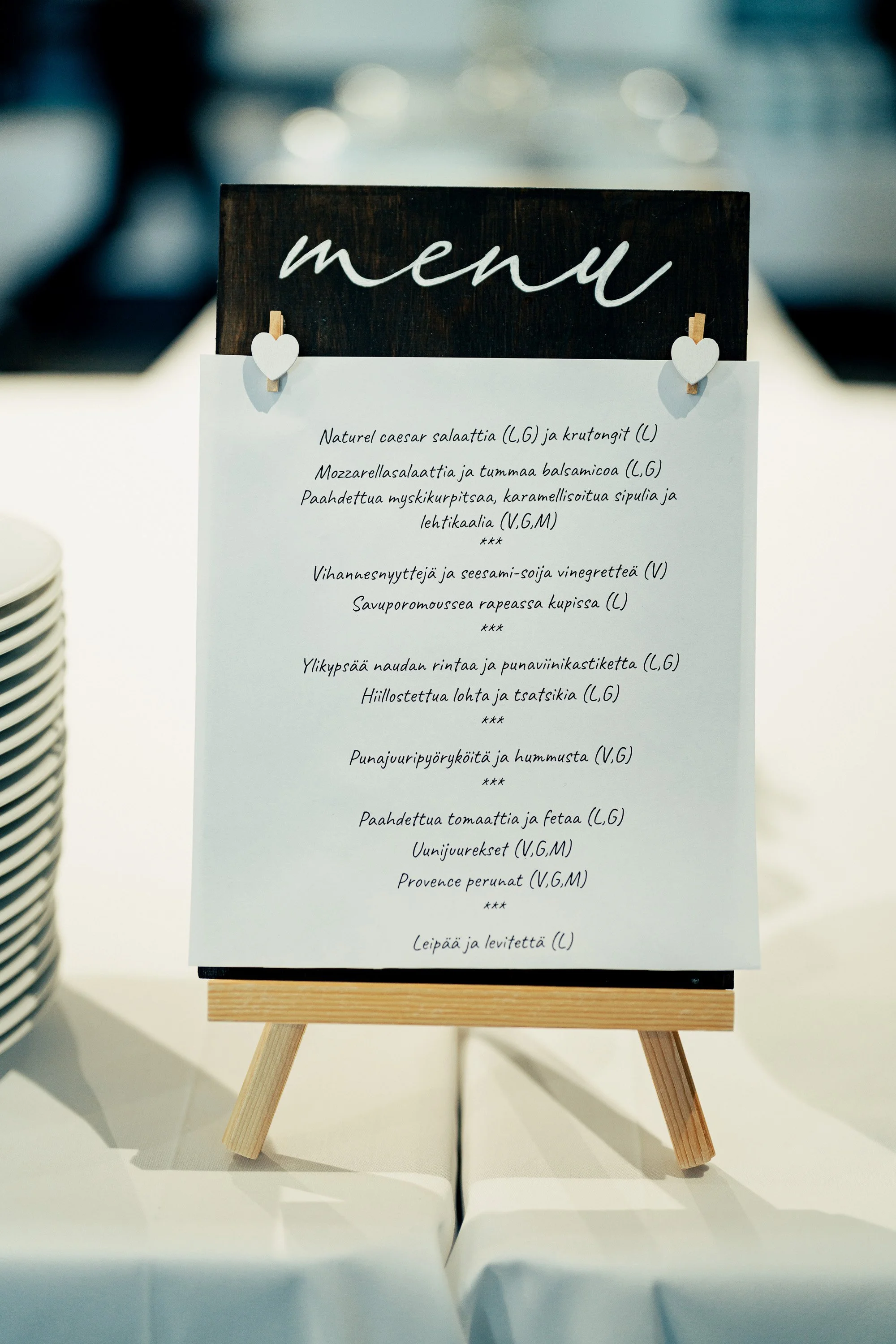 Kuvassa häämenu Juhlasali Nostalgiassa. Hääkuvaus Helsinki – hyvän mielen valokuvaaja Sami Turunen.