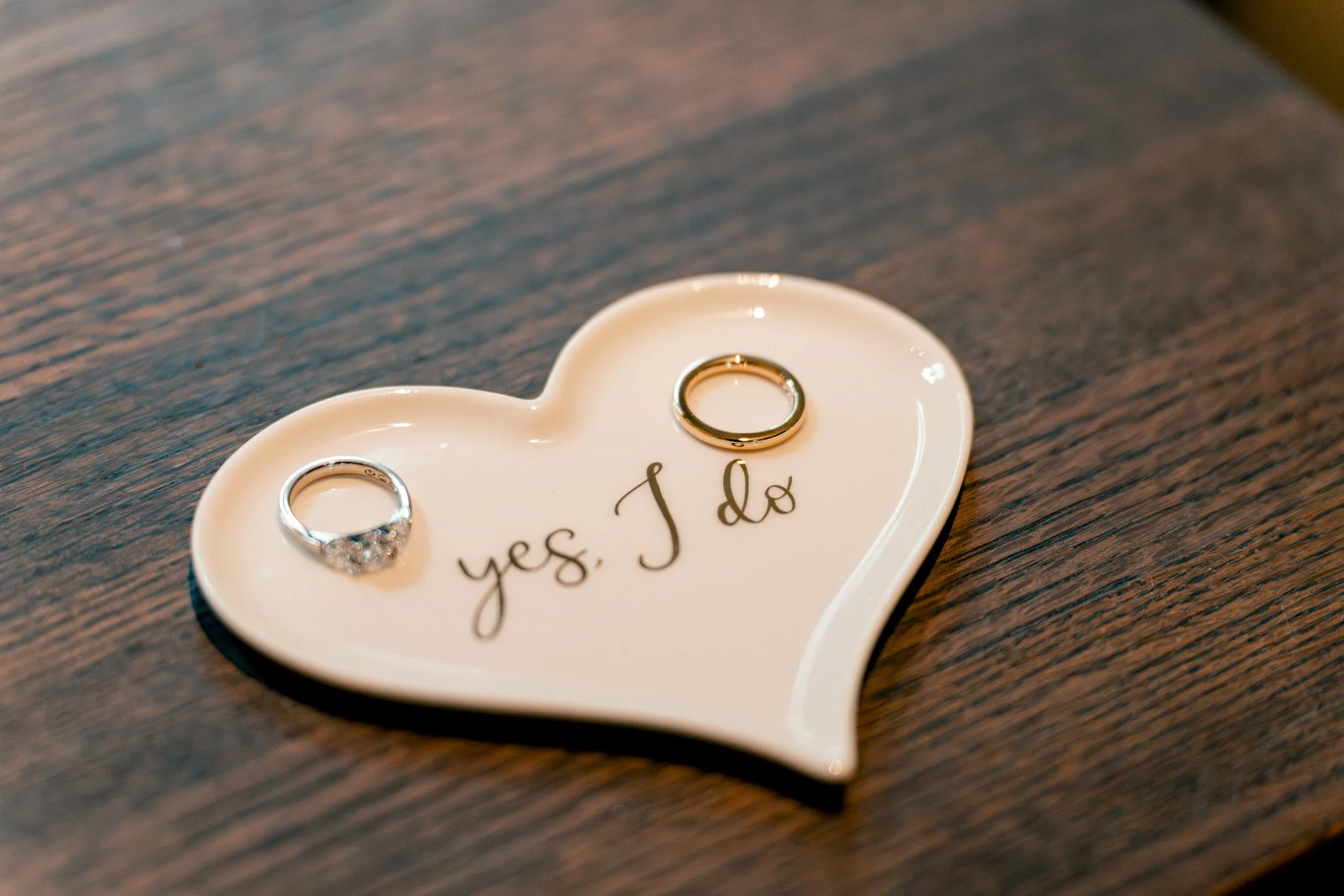 Hääparin vihkisormukset “yes, I do” -tekstillä koristellulla sydämenmuotoisella astialla Pyhän Laurin kirkossa Vantaalla. Hääkuvaus Vantaa - Hyvän mielen hääkuvaaja Sami Turunen.