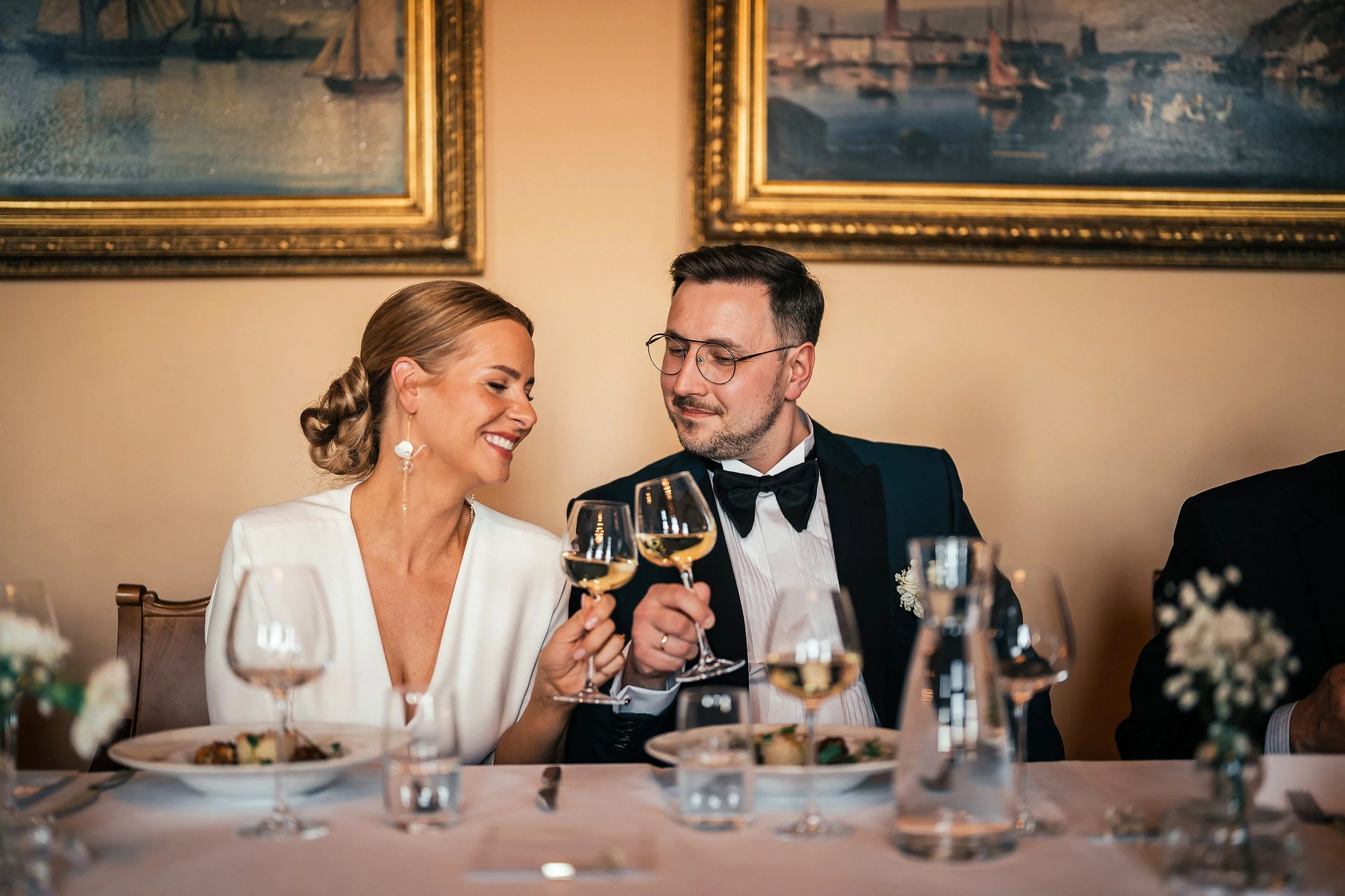 Hääpari kilistelee kuohuvaa juhlapaikalla Restaurant Havenissa. Hääkuvaus Helsinki - Hyvän mielen hääkuvaaja Sami Turunen.