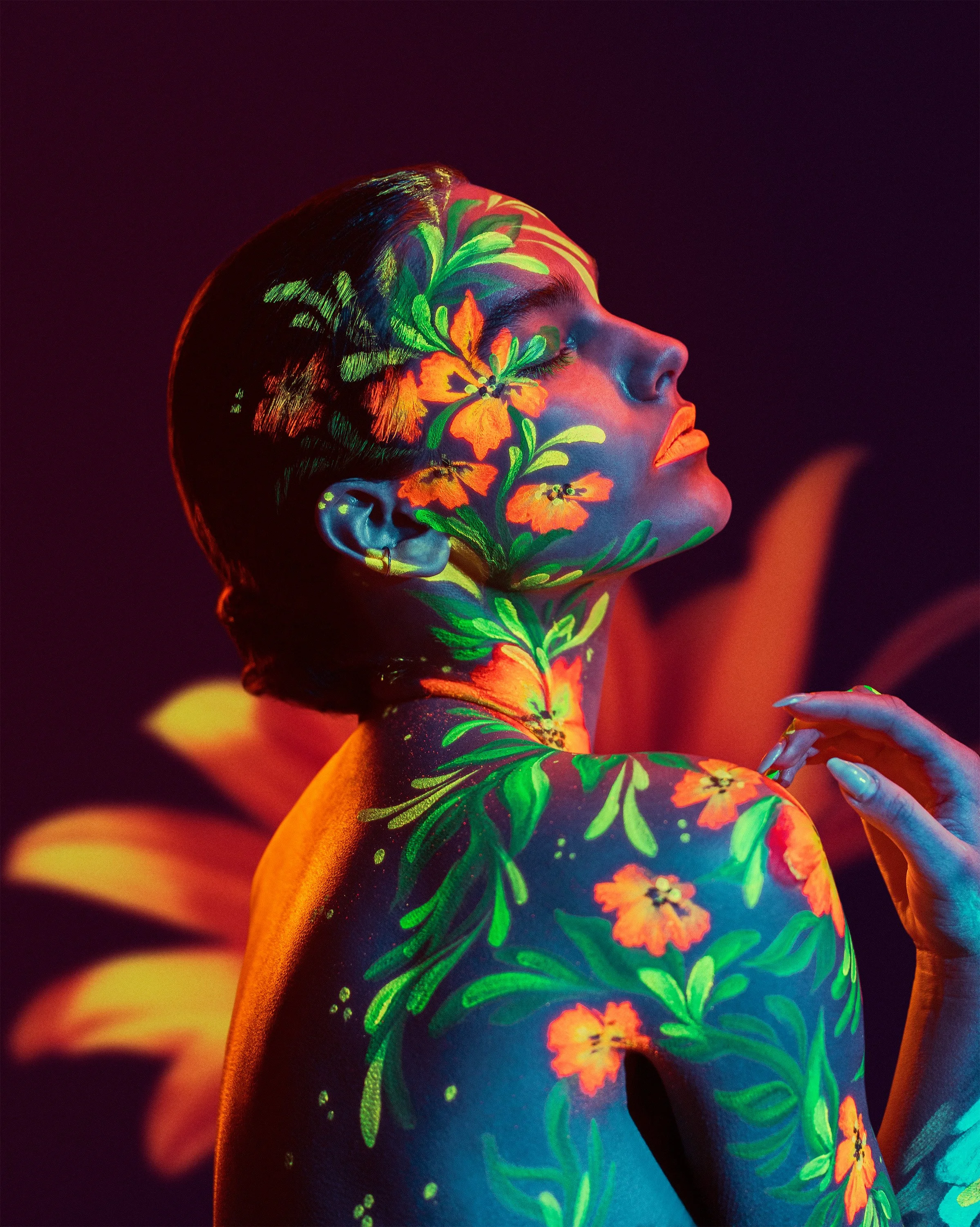 Oona Antila poseeraa UV-valolla valaistussa taiteellisessa bodypainting-kuvassa. Bodypainting-taiteilija: Riina Laine. Luova muotokuvaus Helsinki – hyvän mielen valokuvaaja Sami Turunen.