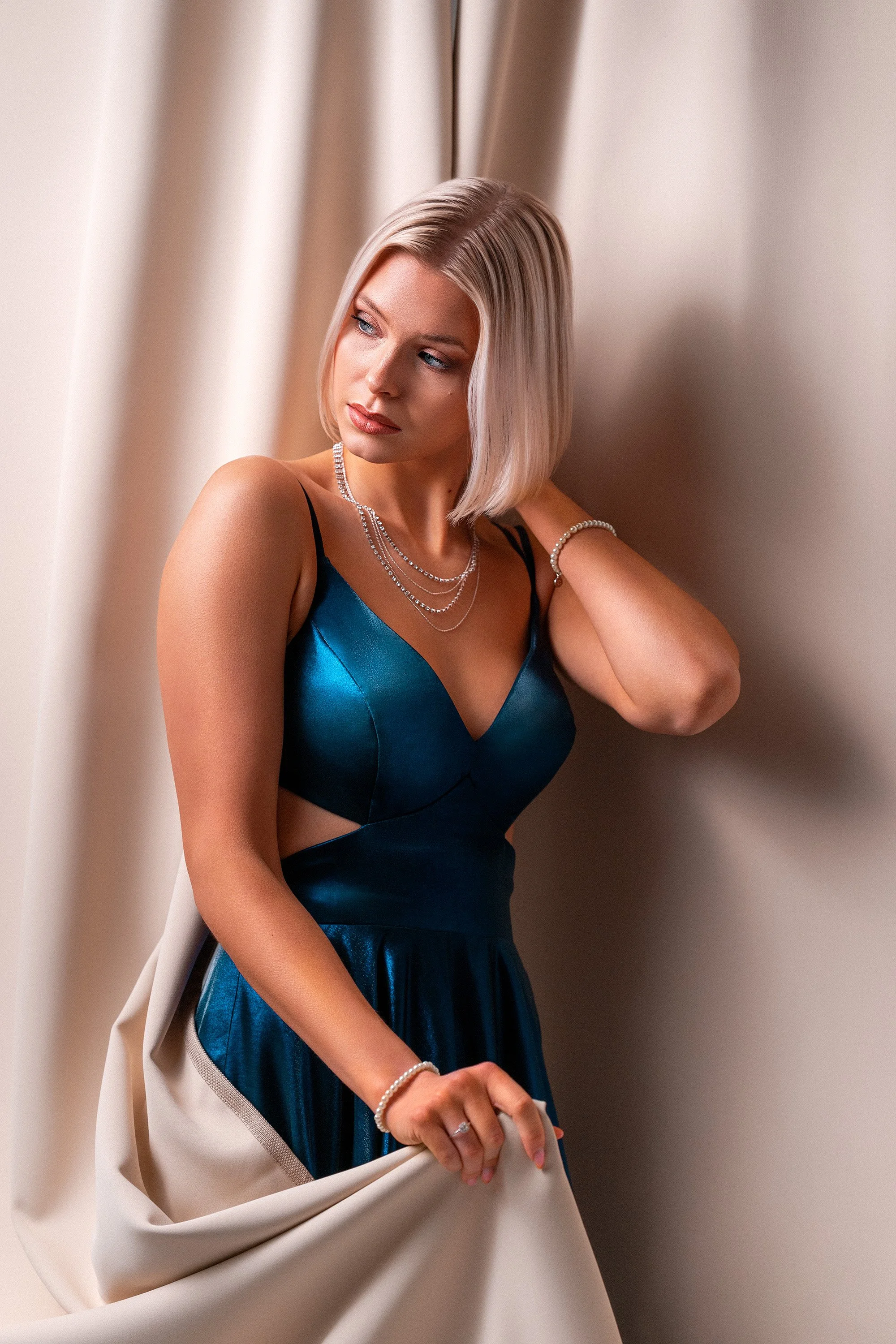 Miss Suomi Matilda Wirtavuori poseeraa muotokuvassa studiossa. Puku: Mecco.fi. Muotokuvaus Helsinki – hyvän mielen valokuvaaja Sami Turunen.