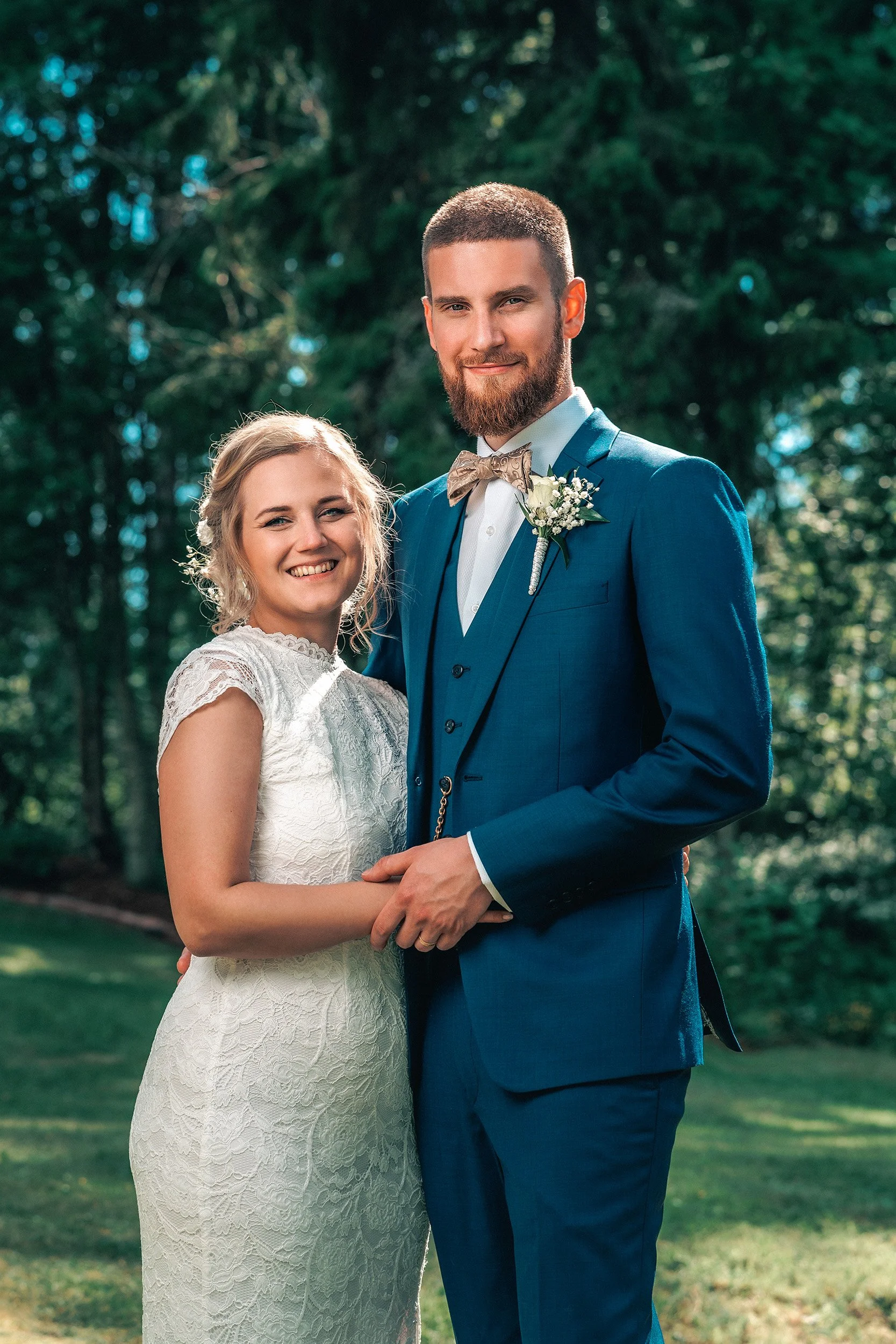 Onnellinen hääpari poseraa juhannushäissä Nurmijärvellä. Hääkuvaus Nurmijärvi - Hyvän mielen hääkuvaaja Sami Turunen.