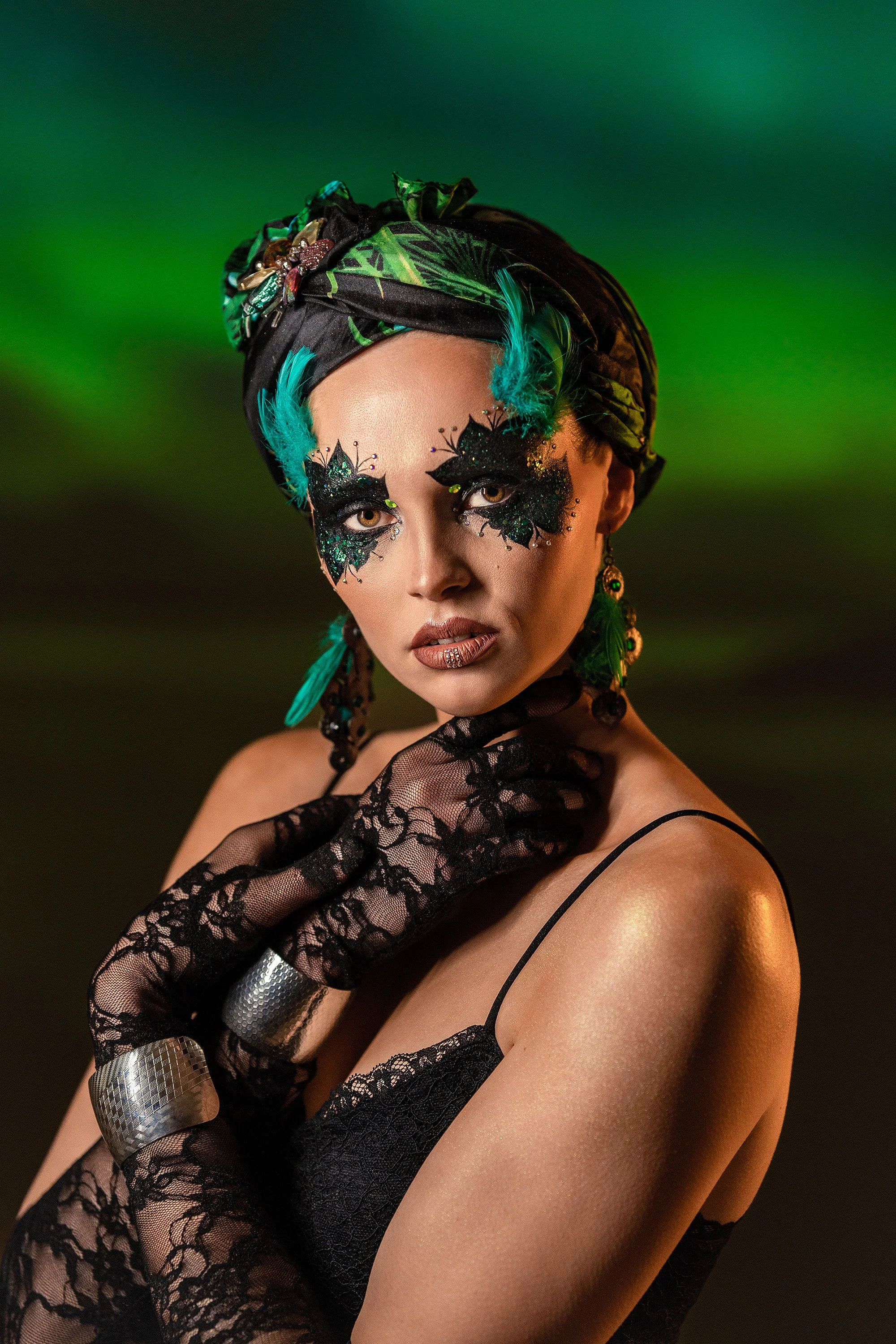 Tea Eskola creative makeup -muotokuvassa, jossa kasvot on maskeerattu taiteellisesti ja taustalle on heijastettu revontulet. Meikki: Paulina L. Luova muotokuvaus Helsinki – hyvän mielen valokuvaaja Sami Turunen.