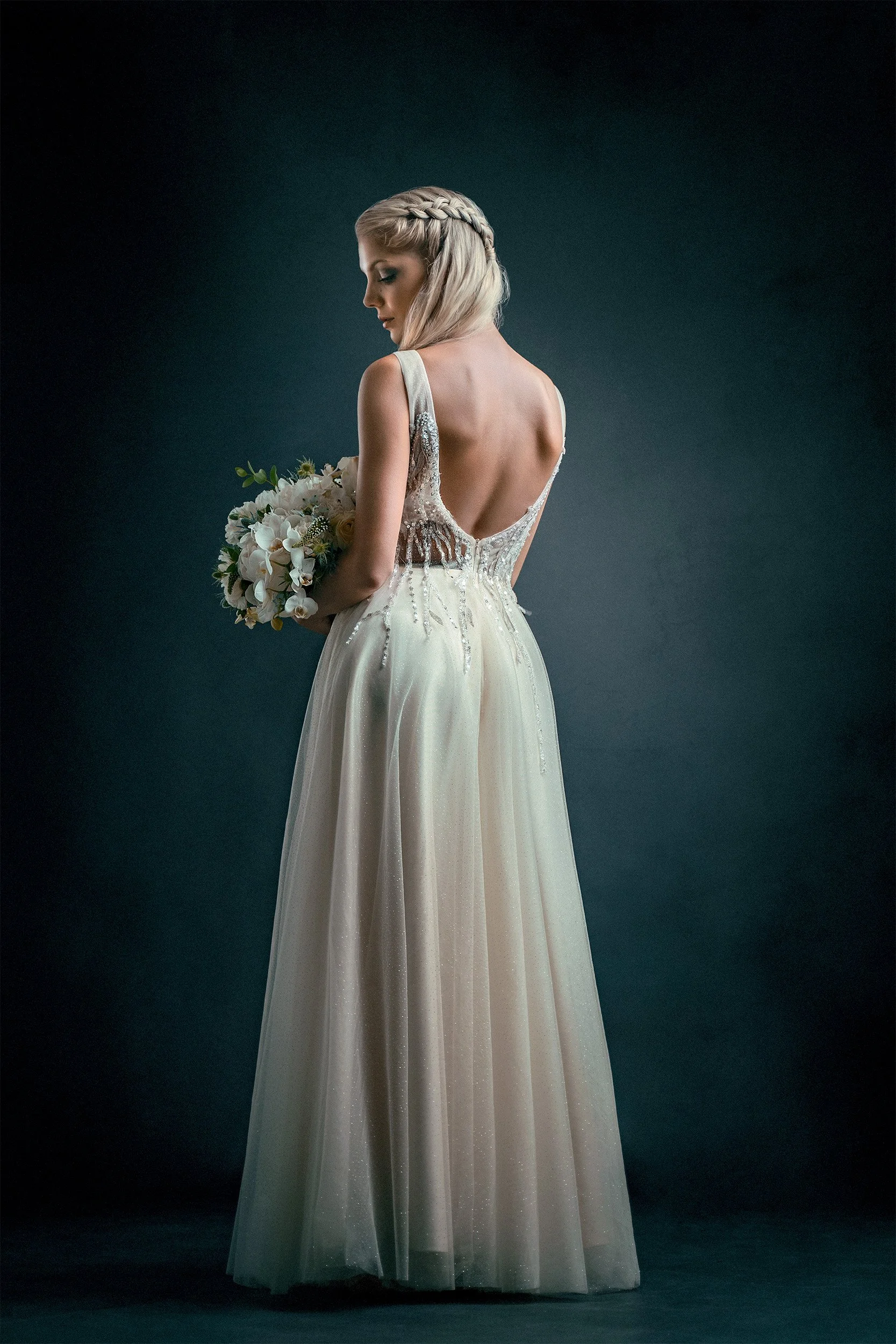 Morsiuskuvaus studiolla. Valokuvaus: Sami Turunen, malli: Nona Söderlund, puku: Mecco, muah: Sanni Pohjalainen. Bridal portraits in Helsinki.