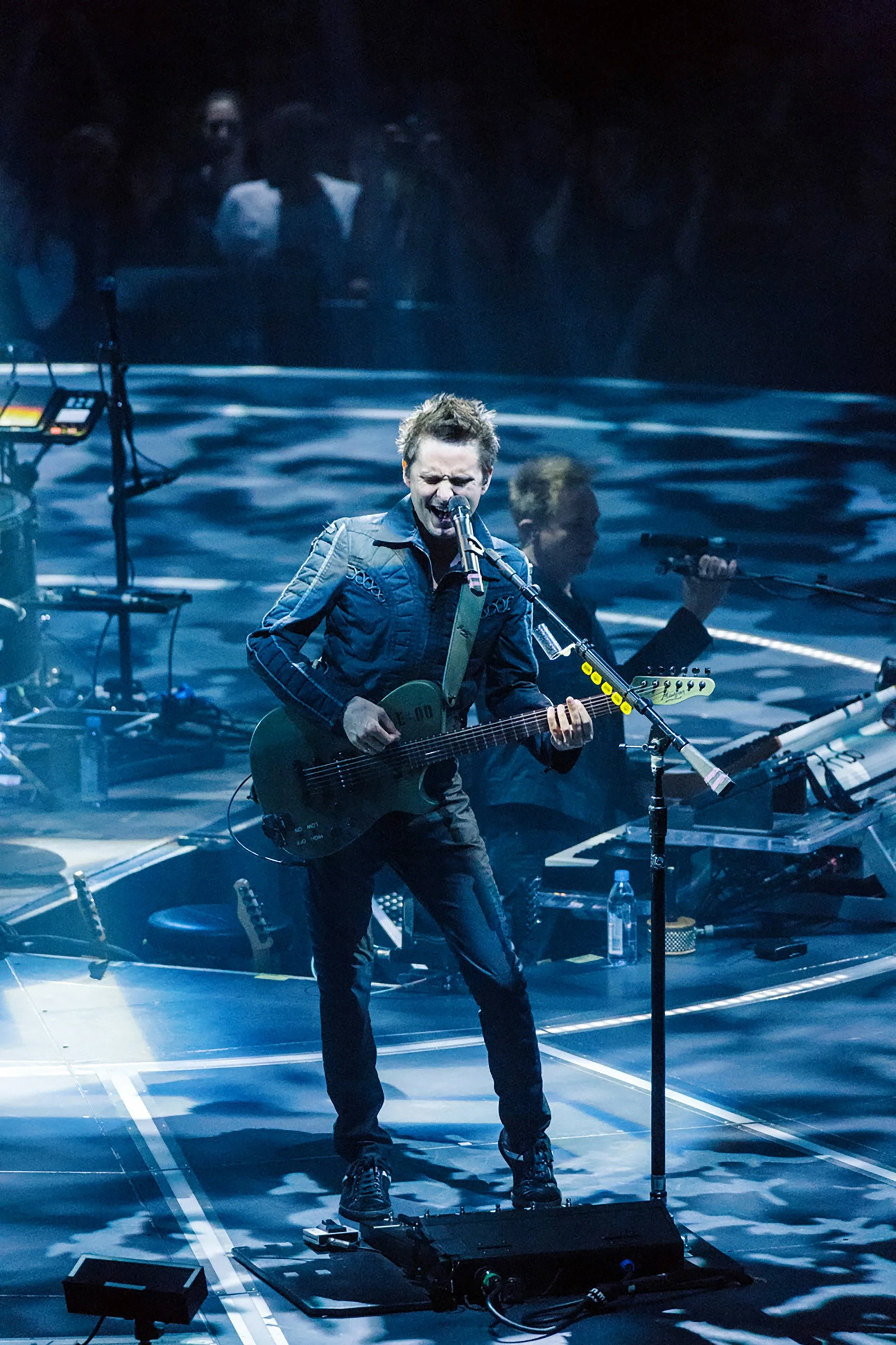 Matt Bellamy laulaa pyöreällä lavalla Musen keikalla Helsingissä. Musiikki- ja konserttikuvaus – valokuvaaja Sami Turunen.