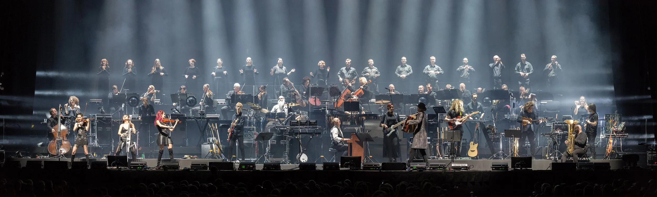 Elokuvamusiikin ikoni Hans Zimmer sinfoniaorkesterin kanssa Helsingissä. Musiikki- ja konserttikuvaus – valokuvaaja Sami Turunen.