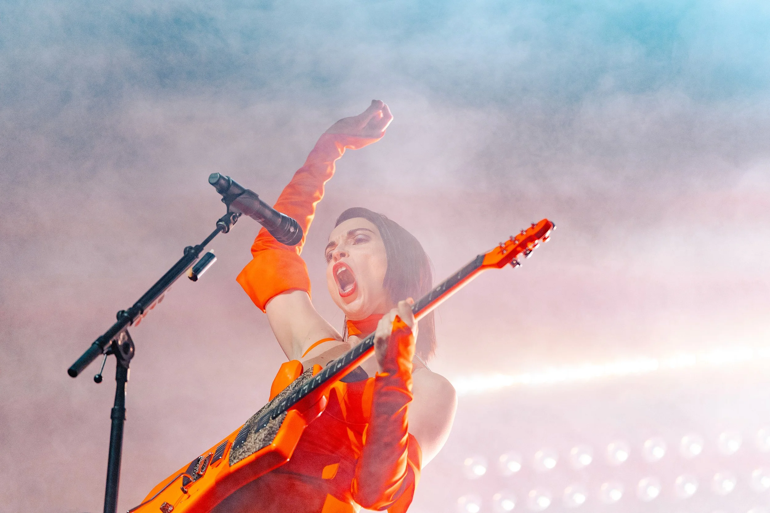 St. Vincent huudattaa yleisöä Flow Festivalilla. Musiikki- ja konserttikuvaus – valokuvaaja Sami Turunen.
