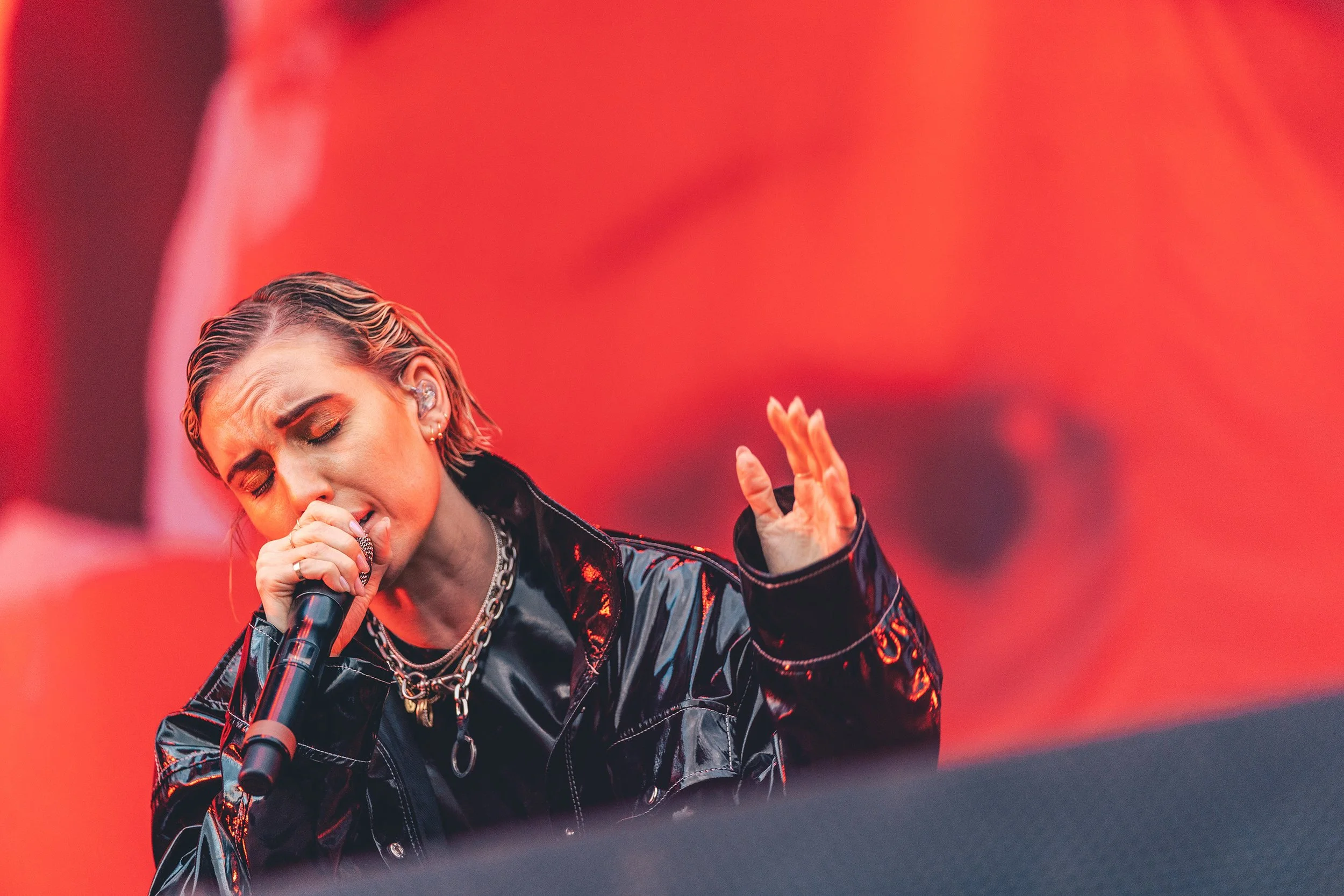 Lykke Li lavalla Flow Festivalilla. Musiikki- ja konserttikuvaus – valokuvaaja Sami Turunen.