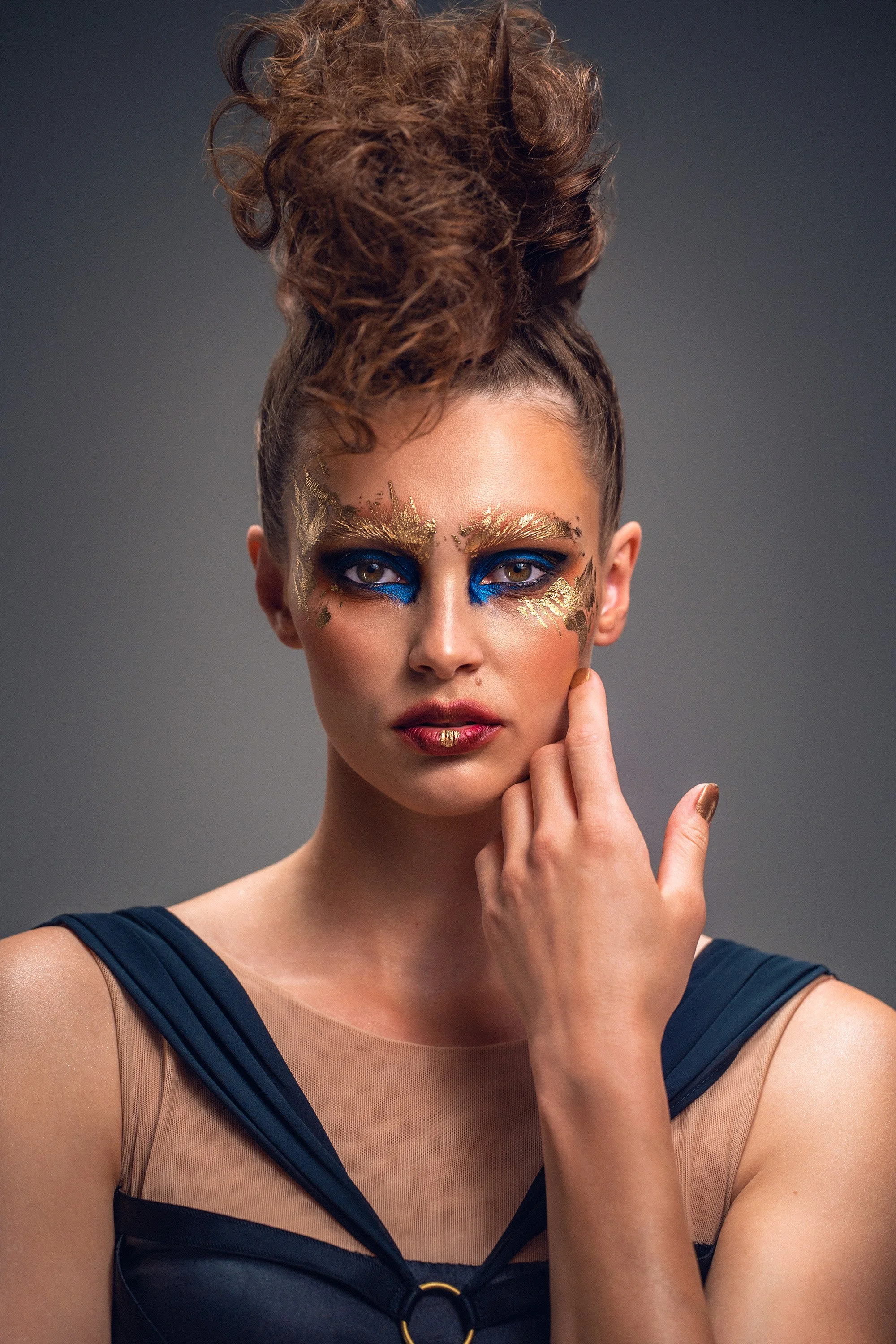 Tea Eskola fashion-tyylisessä muotokuvassa taiteellisella kasvomaskeerauksella. Meikki: Riina Laine. Asu: Katarina Tuttavainen / Ilmatar Couture. Luova muotokuvaus Helsinki – hyvän mielen valokuvaaja Sami Turunen.