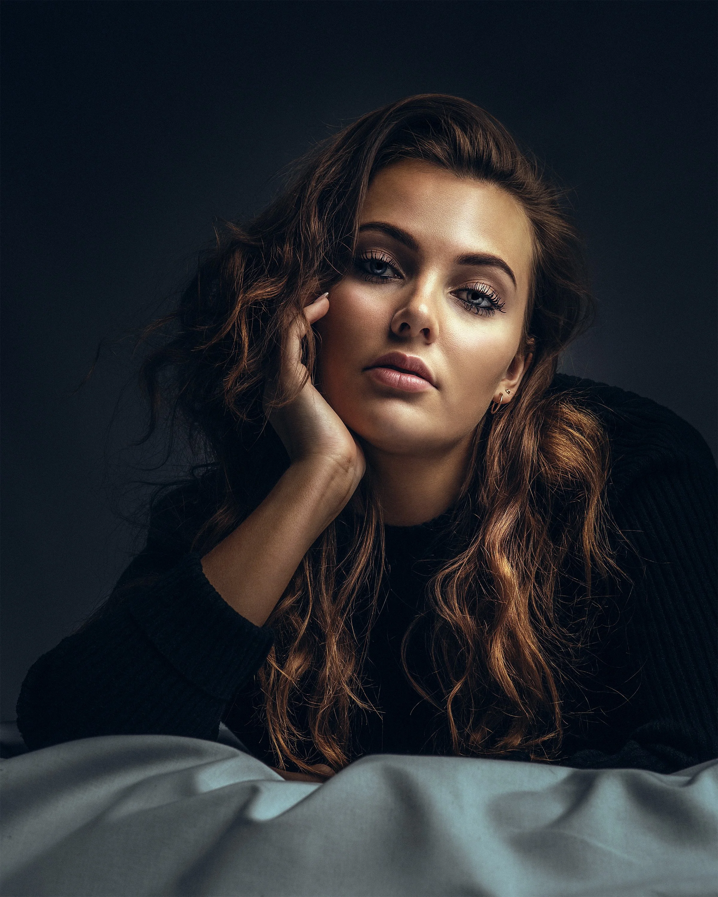 Nea Seppänen poseeraa studiomuotokuvassa. Muotokuvaus Helsinki – hyvän mielen valokuvaaja Sami Turunen.