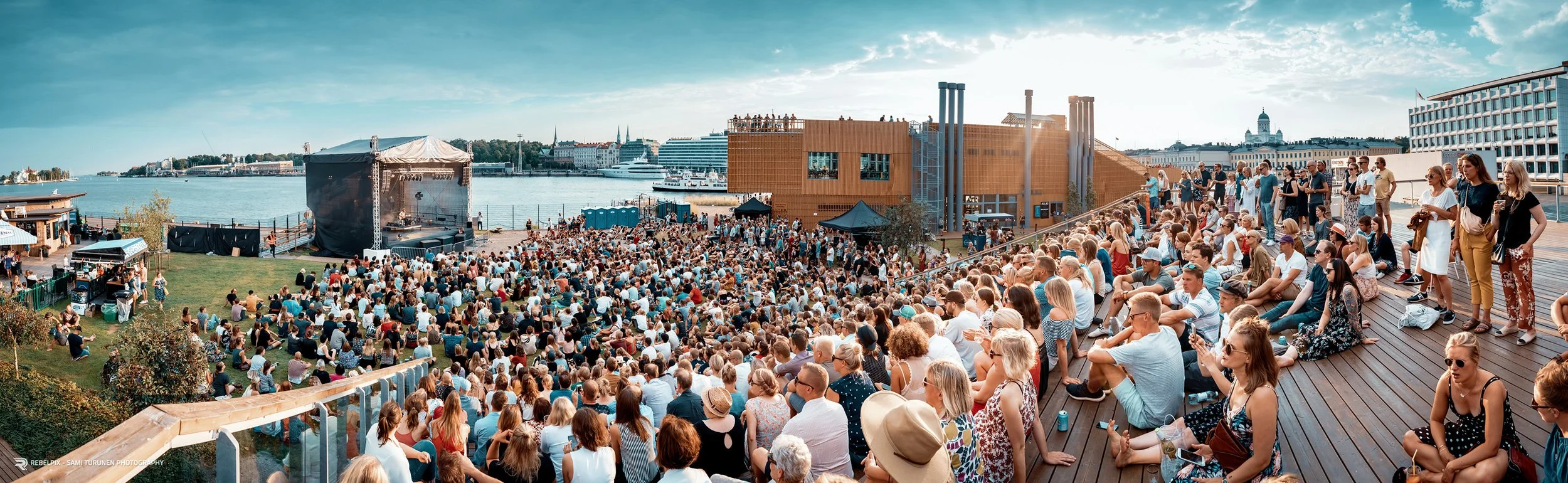 Ultralaajakuva Allas Span yleisöstä merelle päin. Musiikki- ja konserttikuvaus – valokuvaaja Sami Turunen.