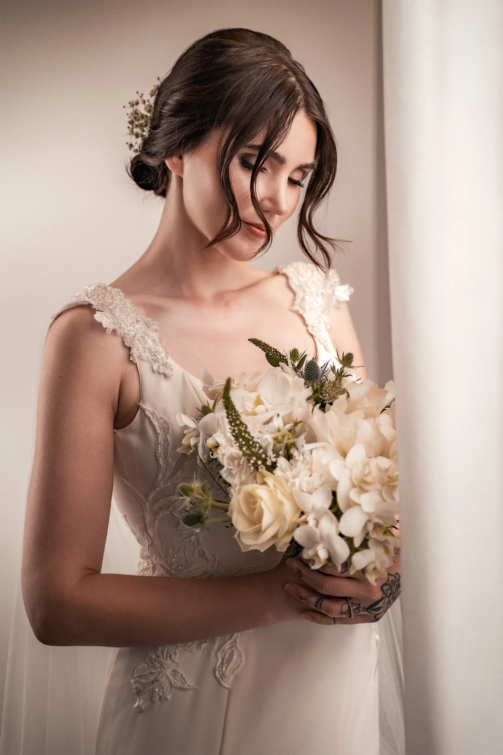 Morsiuskuvaus studiolla. Valokuvaus: Sami Turunen, malli: Suvi Vallarén, puku: Katariina Tuttavainen (Ilmatar Couture), muah: Sanni Pohjalainen, kukat: Home In Garden Kauniainen. Bridal portraits in Helsinki.