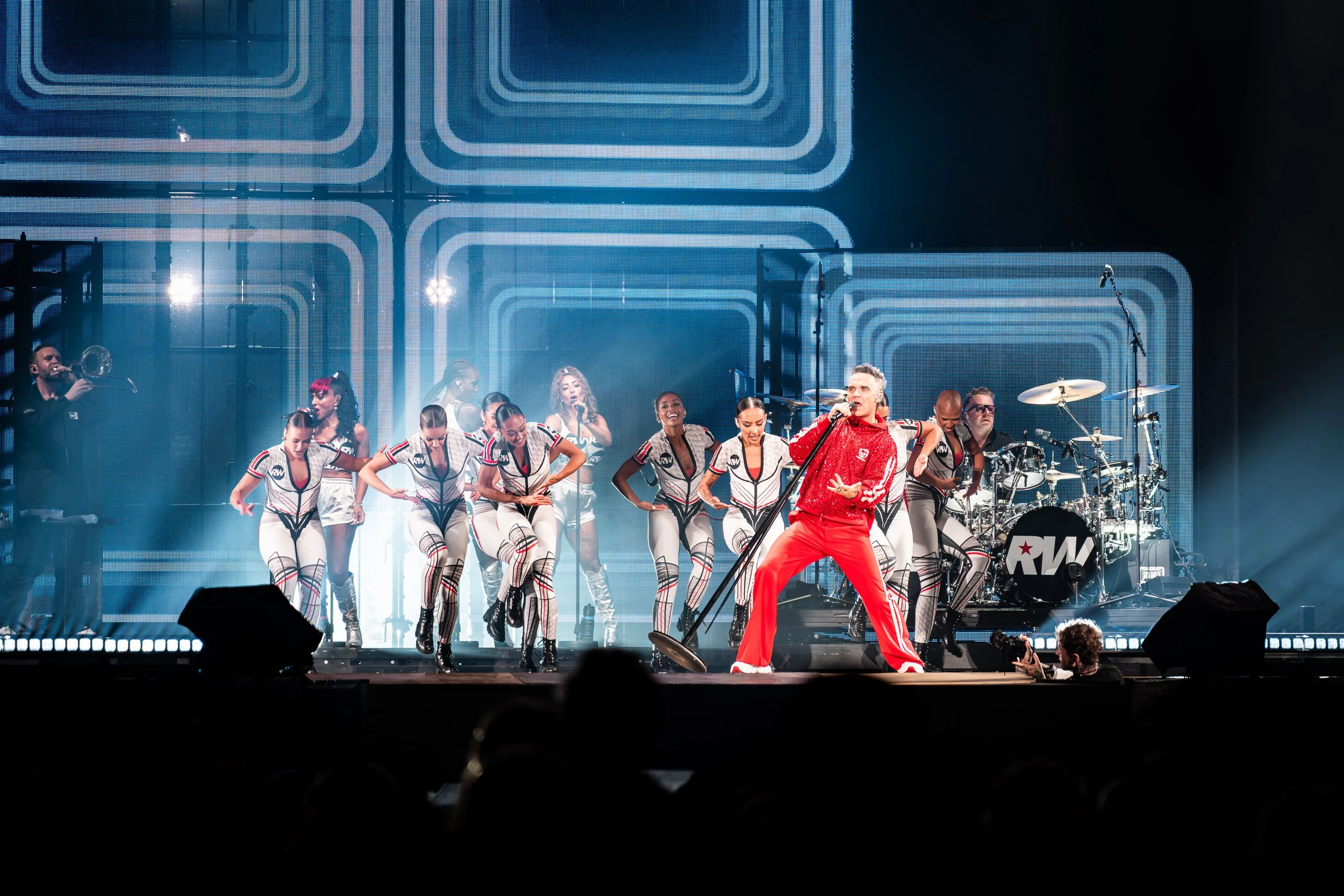Robbie Williams esiintyy Helsingin olympiastadionilla. Musiikki- ja konserttikuvaus – valokuvaaja Sami Turunen.
