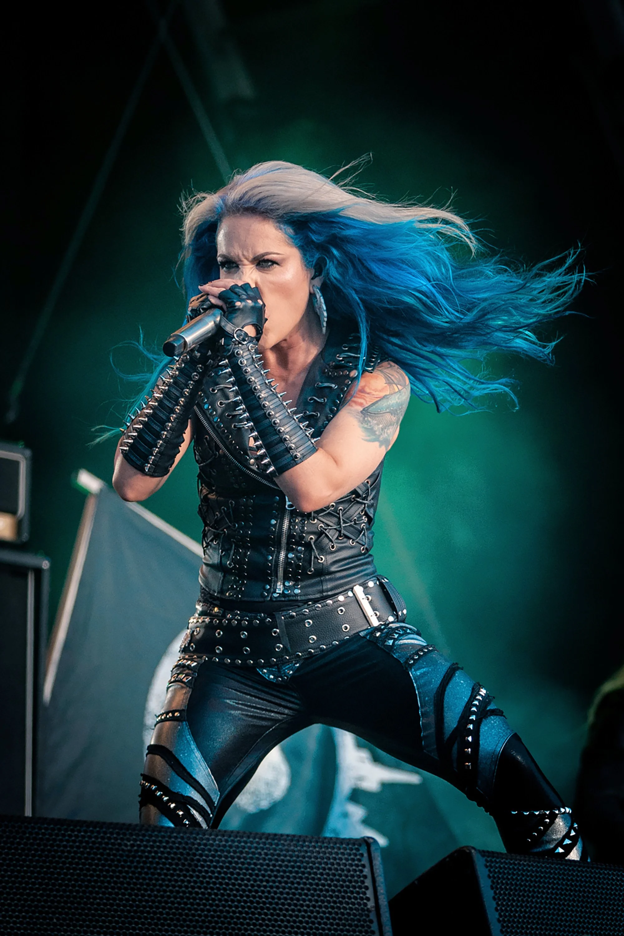 Alissa White-Gluz sinivalkoisine hiuksineen Arch Enemyn solistina Tuska Festivalilla. Musiikki- ja konserttikuvaus – valokuvaaja Sami Turunen.