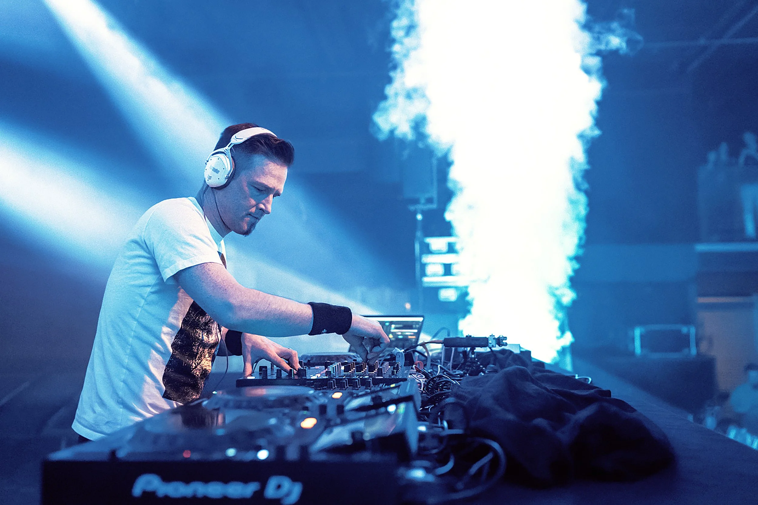 Legendaarinen Darude EDM-keikalla Helsingissä. Musiikki- ja konserttikuvaus – valokuvaaja Sami Turunen.