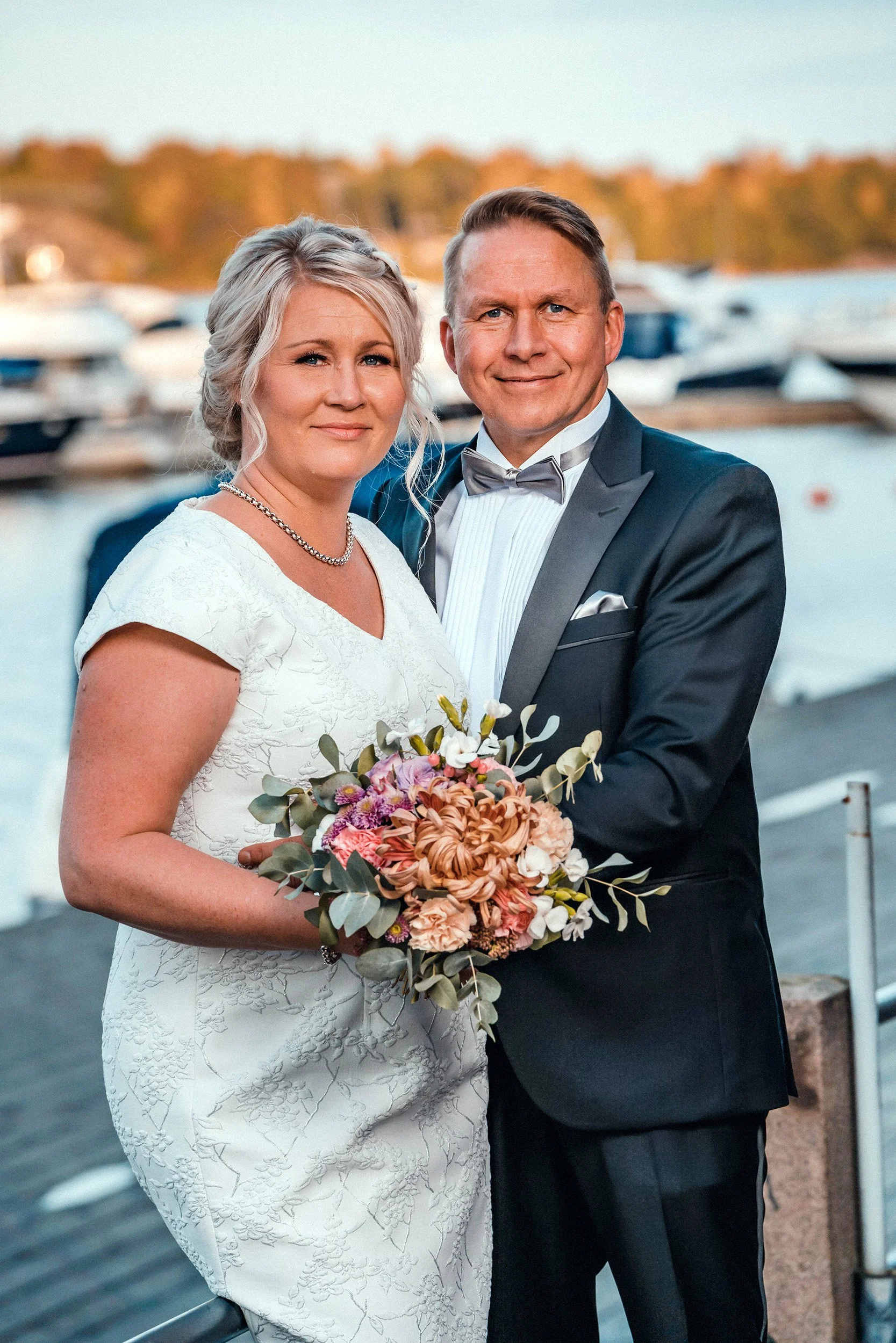 Hääpari poseeraa merimaiseman edessä Katajanokalla. Hääkuvaus Helsinki - Hyvän mielen hääkuvaaja Sami Turunen.