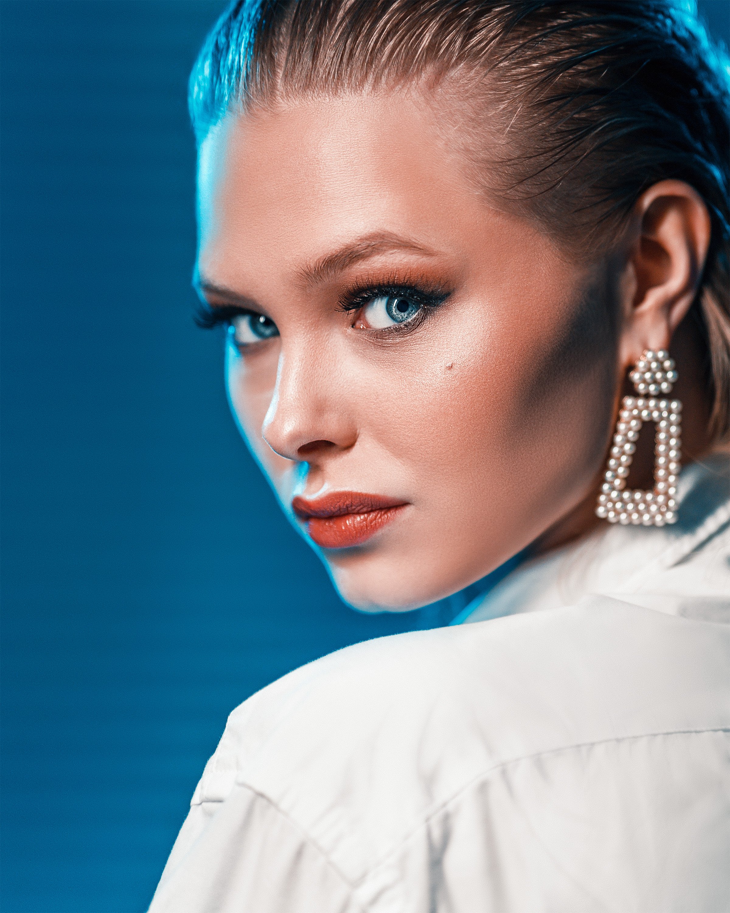 Matilda Wirtavuori näyttävässä beauty-henkisessä headshot-muotokuvassa studiossa. Muotokuvaus Helsinki – hyvän mielen valokuvaaja Sami Turunen.