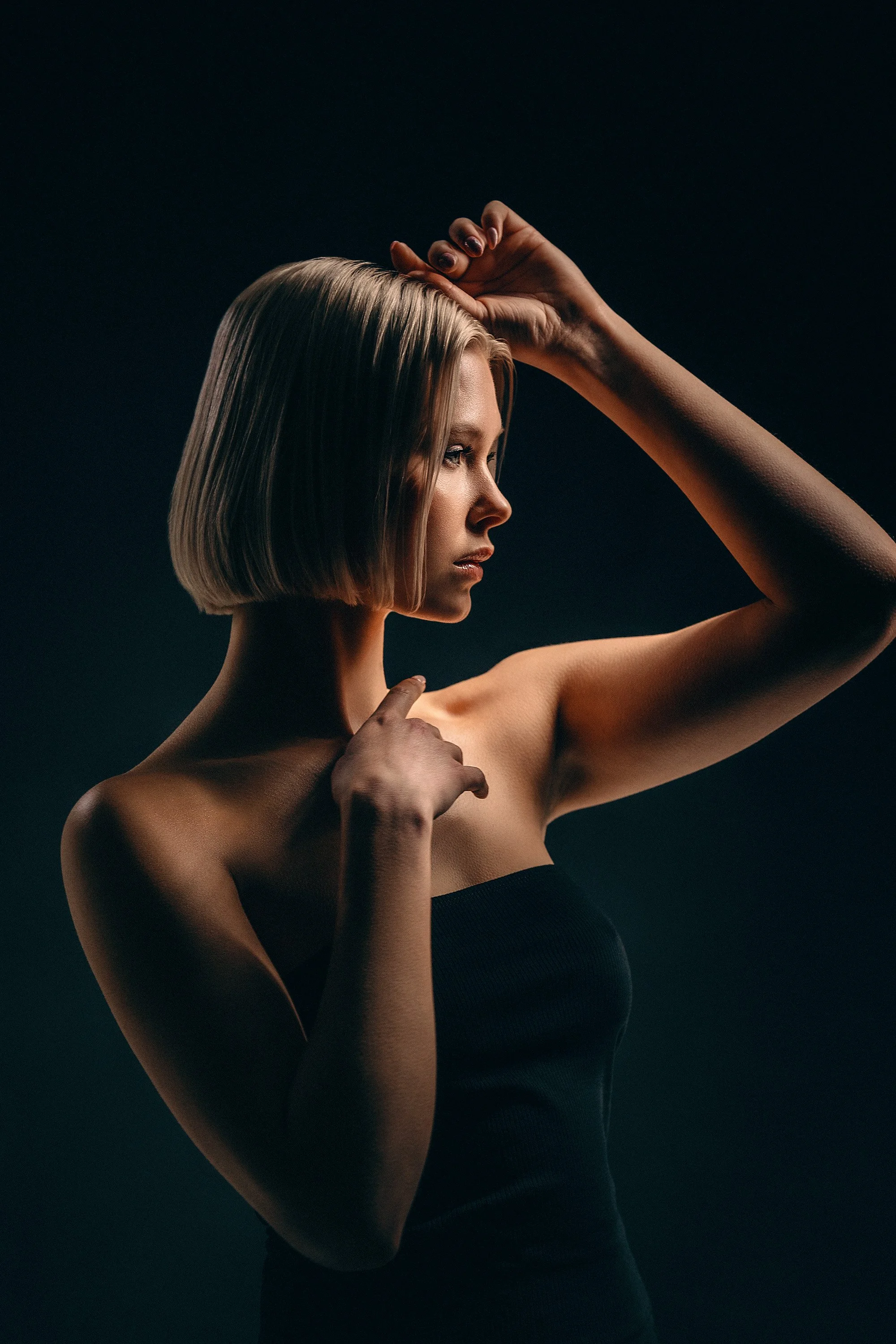Miss Suomi Matilda Wirtavuori taiteellisessa chiaroscuro-muotokuvassa studiossa. Muotokuvaus Helsinki – hyvän mielen valokuvaaja Sami Turunen.