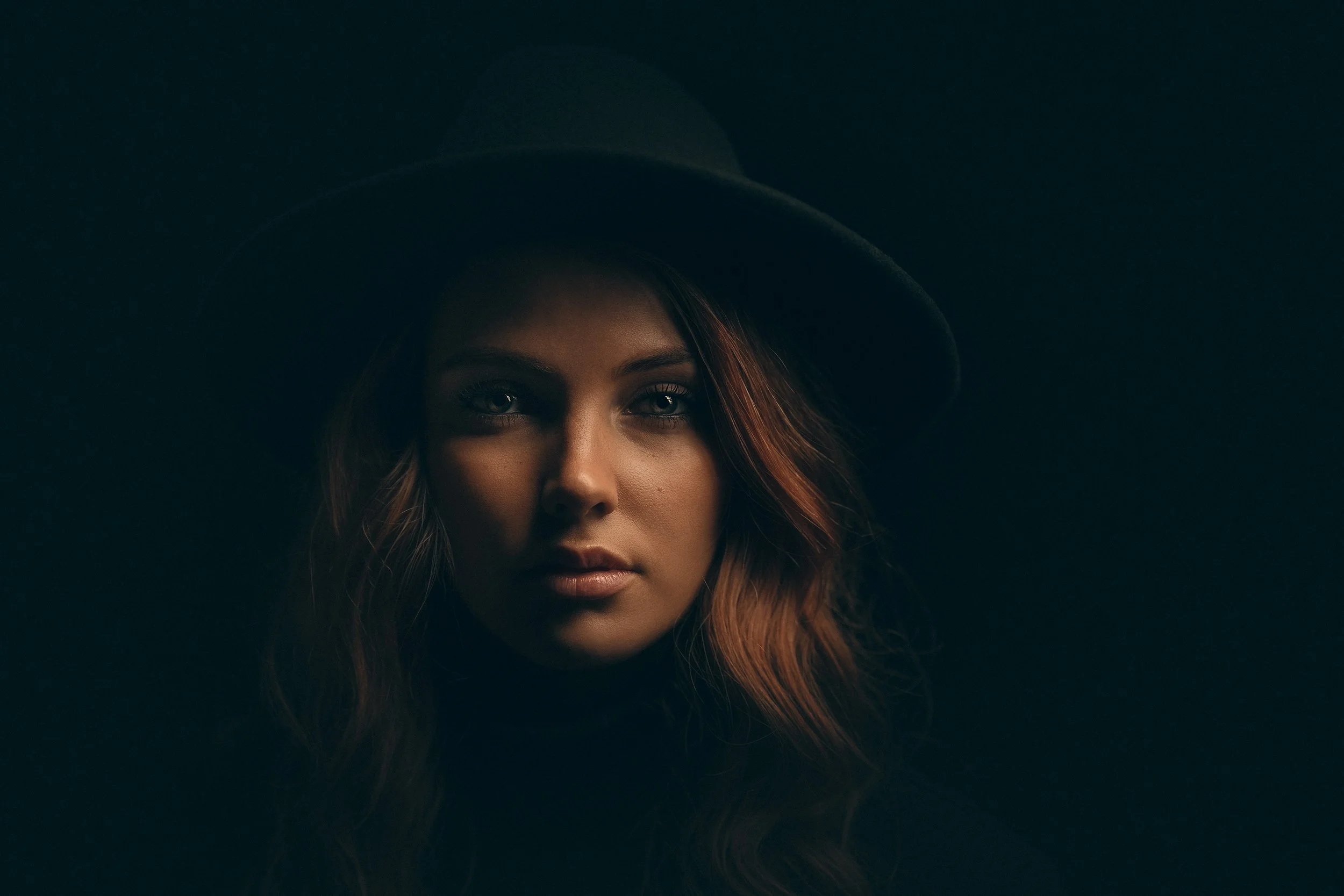 Nea Seppälä dramaattisessa valon ja varjon chiaroscuro-tyylisessä headshot-muotokuvassa. Muotokuvaus Helsinki – hyvän mielen valokuvaaja Sami Turunen.
