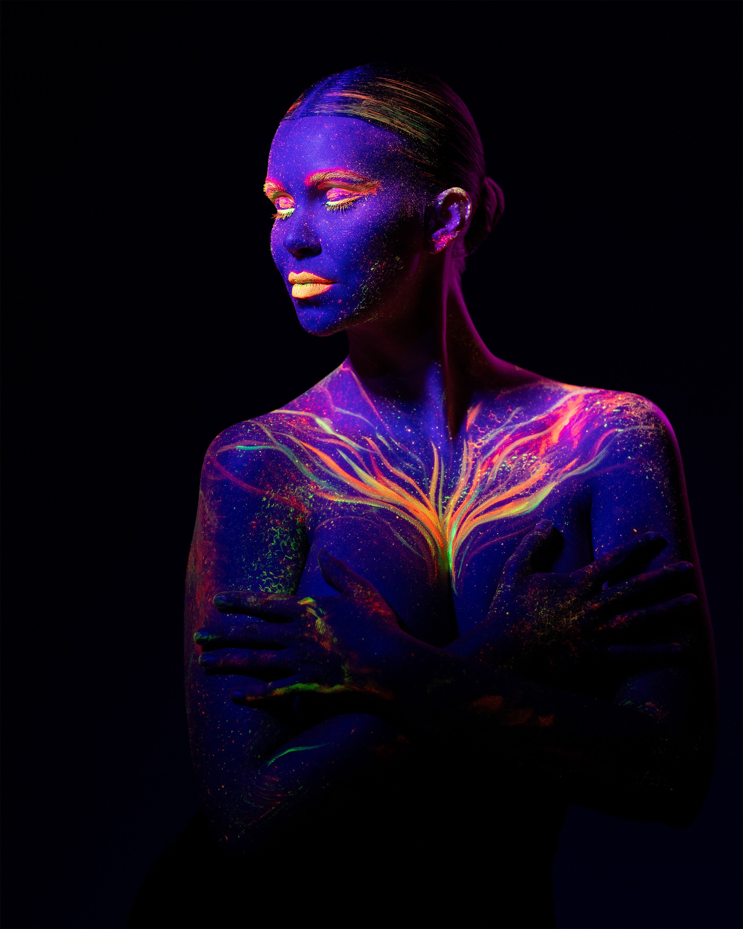 Jenni Pirhonen poseeraa taiteellisessa UV-bodypainting-kuvassa fluoresoivan UV-meikin korostamana. Bodypainting-taiteilija: Eveliina Reunanen. Luova muotokuvaus Helsinki – hyvän mielen valokuvaaja Sami Turunen.