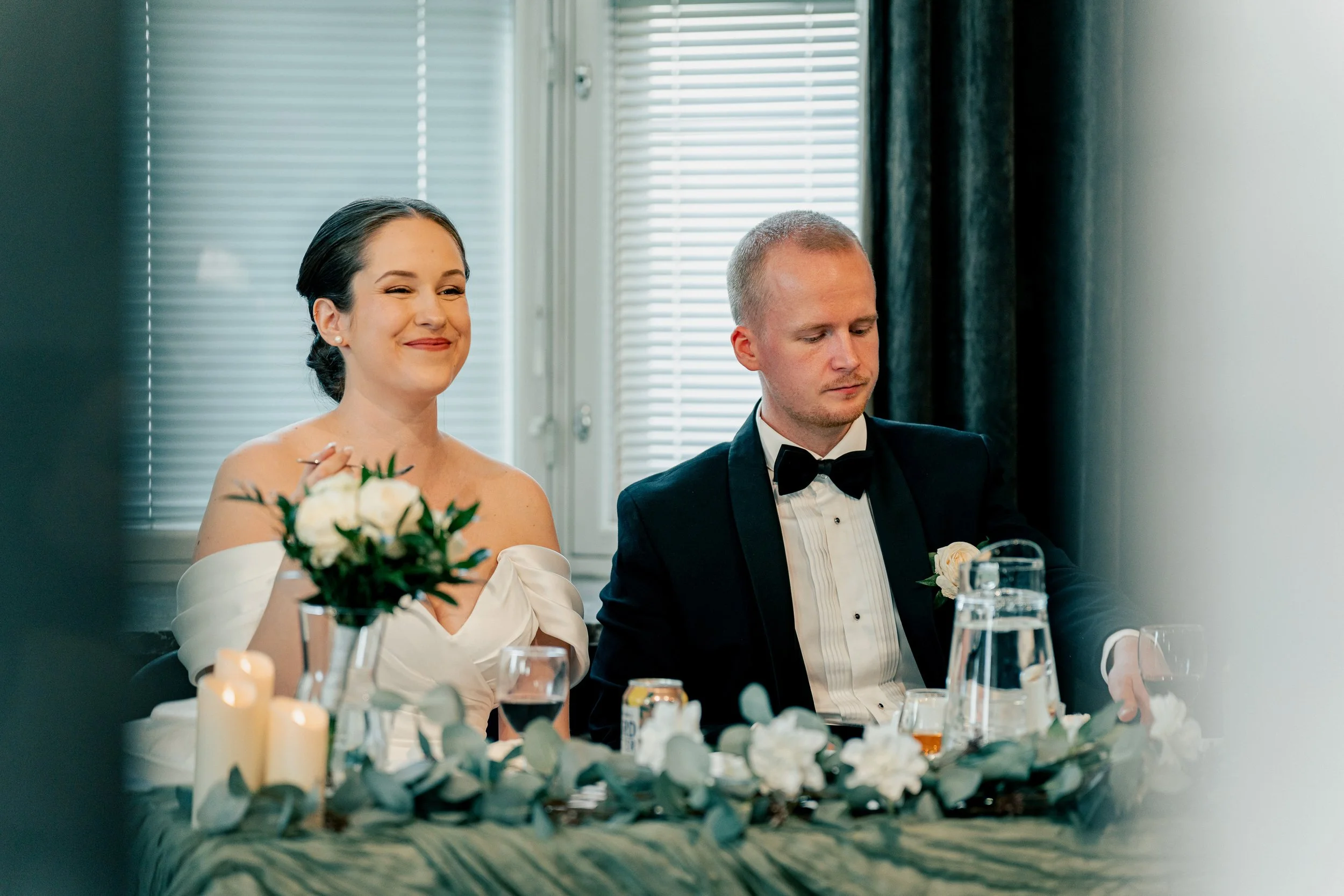 Onnellinen morsian Juhlasali Nostalgiassa. Hääkuvaus Helsinki – hyvän mielen valokuvaaja Sami Turunen.