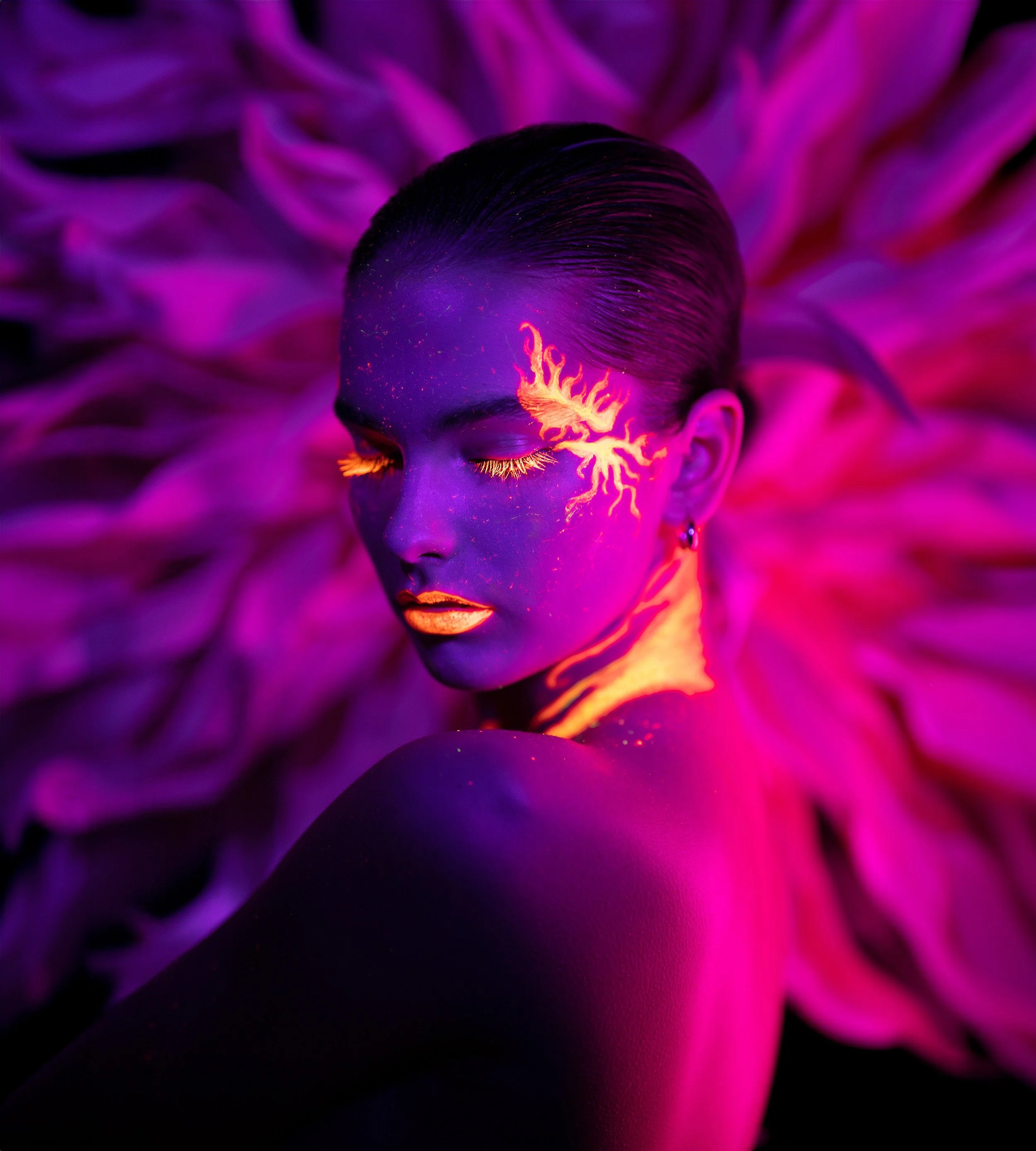 Oona Antila poseeraa taiteellisessa UV-muotokuvassa fluoresoivan UV-meikin korostamana. UV-maskeeraajai: Katarina Kantanen. Luova muotokuvaus Helsinki – hyvän mielen valokuvaaja Sami Turunen.