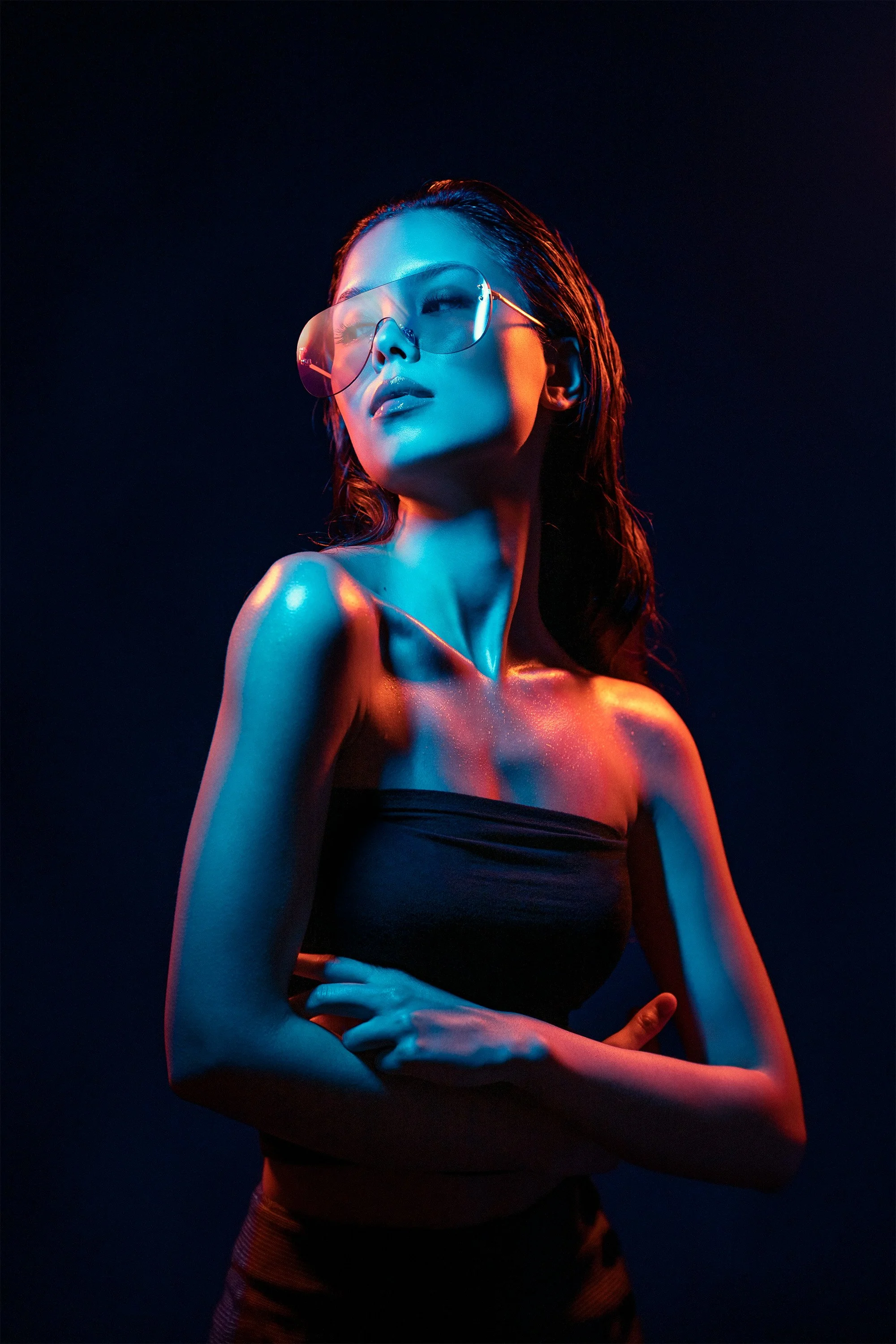Silja Ojala punaisilla ja sinisillä neonvaloilla valaistussa muotokuvassa, jossa split lighting luo cyberpunk-henkisen tunnelman. Luova muotokuvaus Helsinki – hyvän mielen valokuvaaja Sami Turunen.
