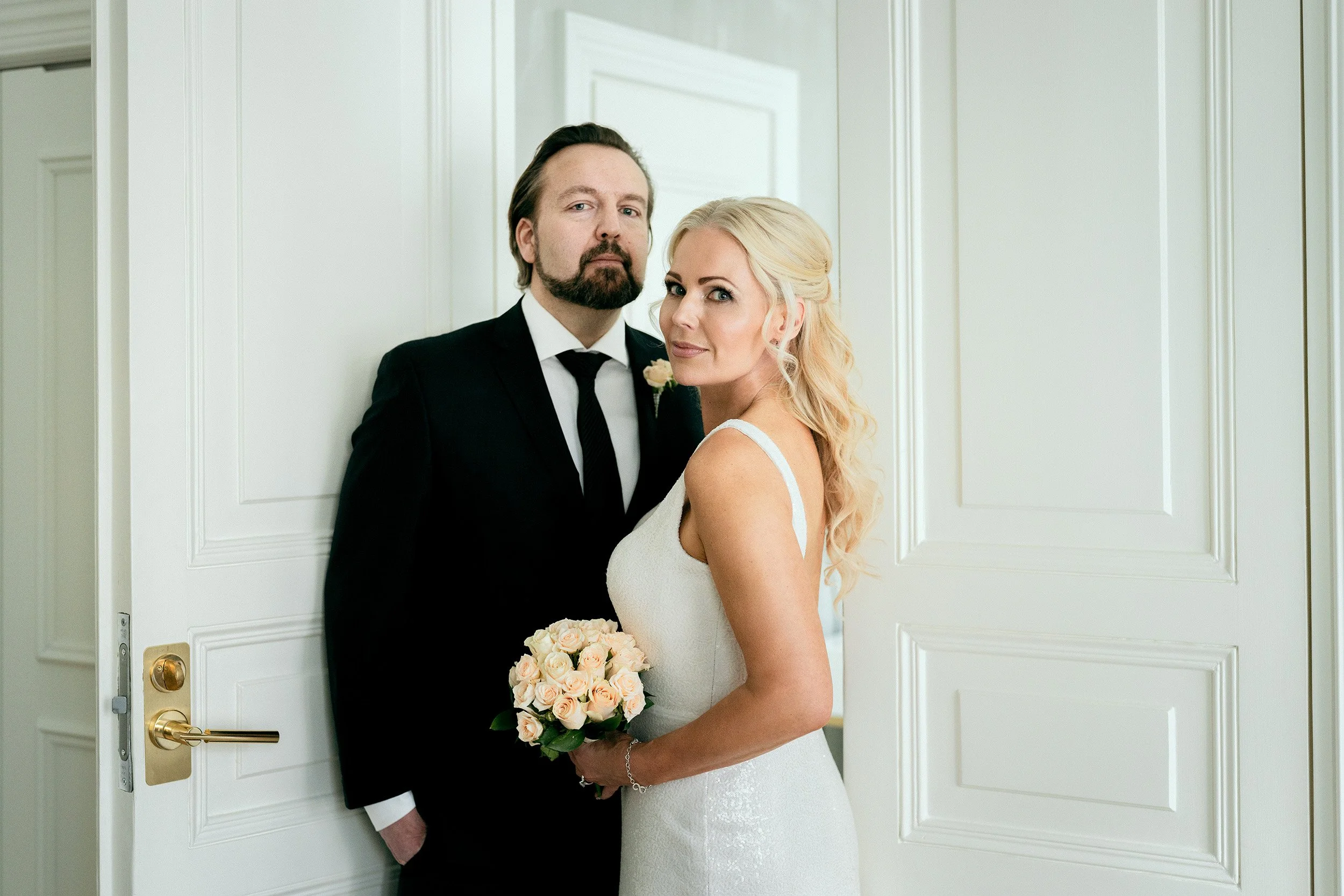 Hääpari poseeraa Waldorf Astoria hotellin sviitissä Helsingissä. Hääkuvaus Helsinki - Hyvän mielen hääkuvaaja Sami Turunen.