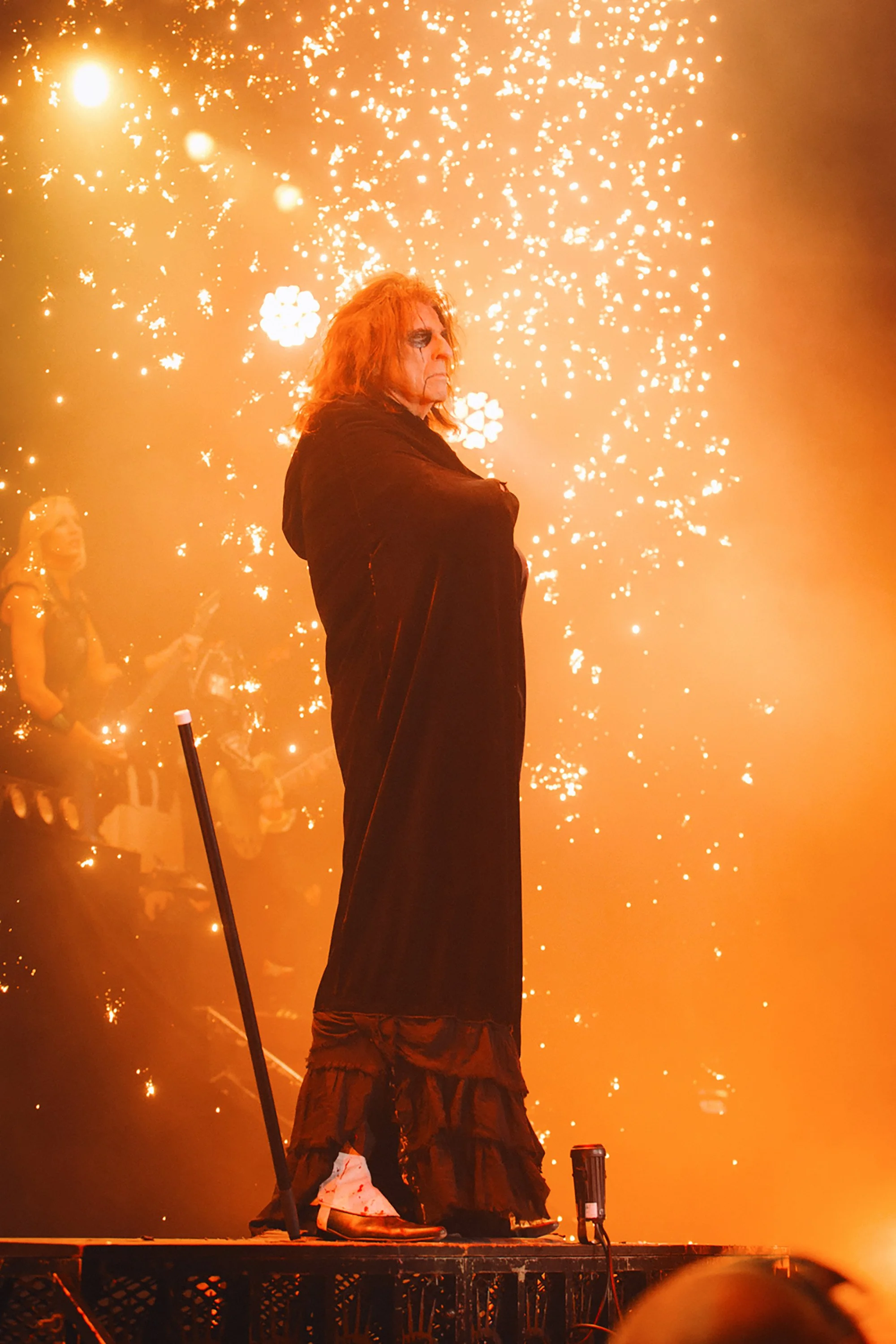 Ikoninen Alice Cooper näyttävän pyroshown keskellä. Musiikki- ja konserttikuvaus – valokuvaaja Sami Turunen.