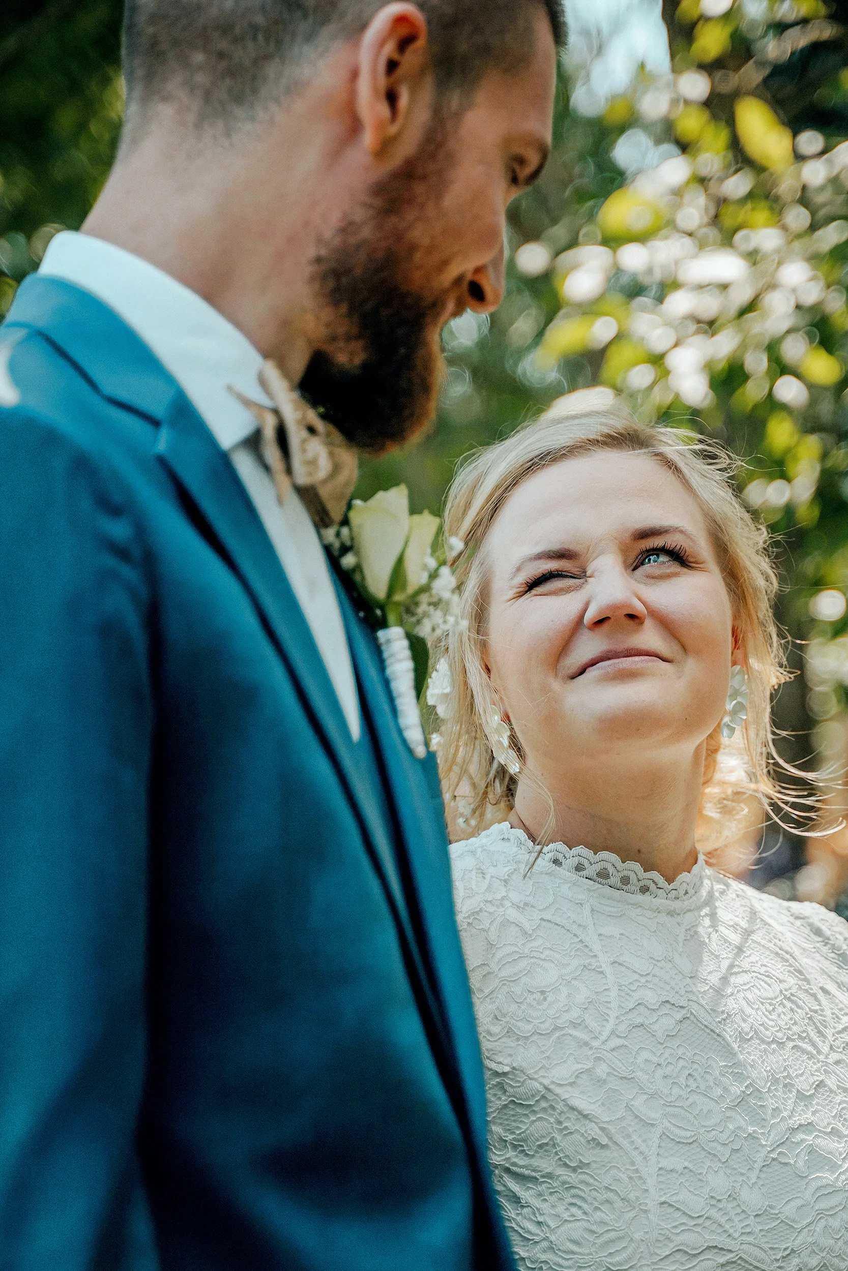 Morsian vinkkaa humoristisesti sulhaselle kesken kotipihalla järjestetyn vihkimisen. Hääkuvaus Nurmijärvi – hyvän mielen hääkuvaaja Sami Turunen.