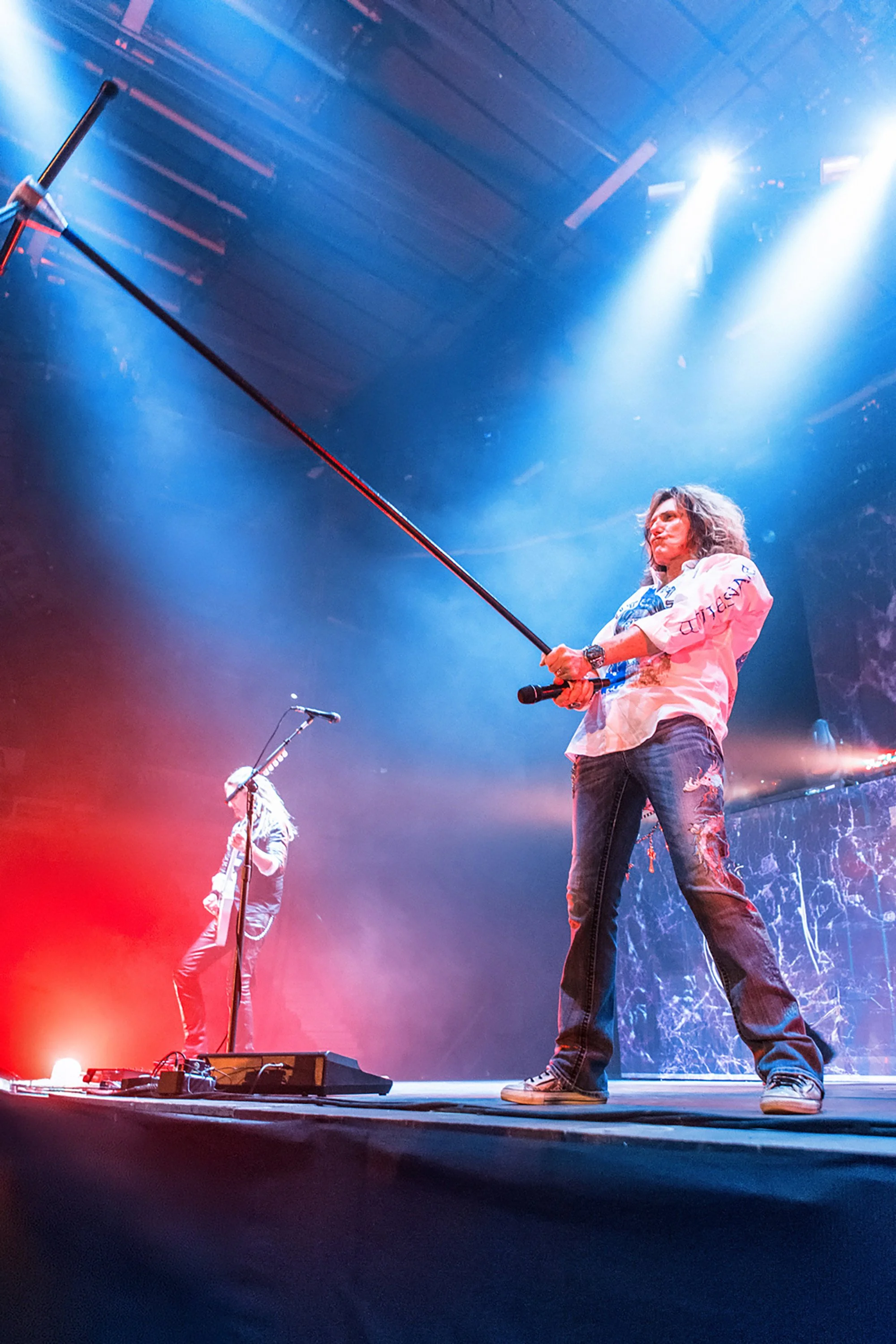 Ikonisen Whitesnaken solisti David Coverdale rokkikukkona lavalla. Musiikki- ja konserttikuvaus – valokuvaaja Sami Turunen.