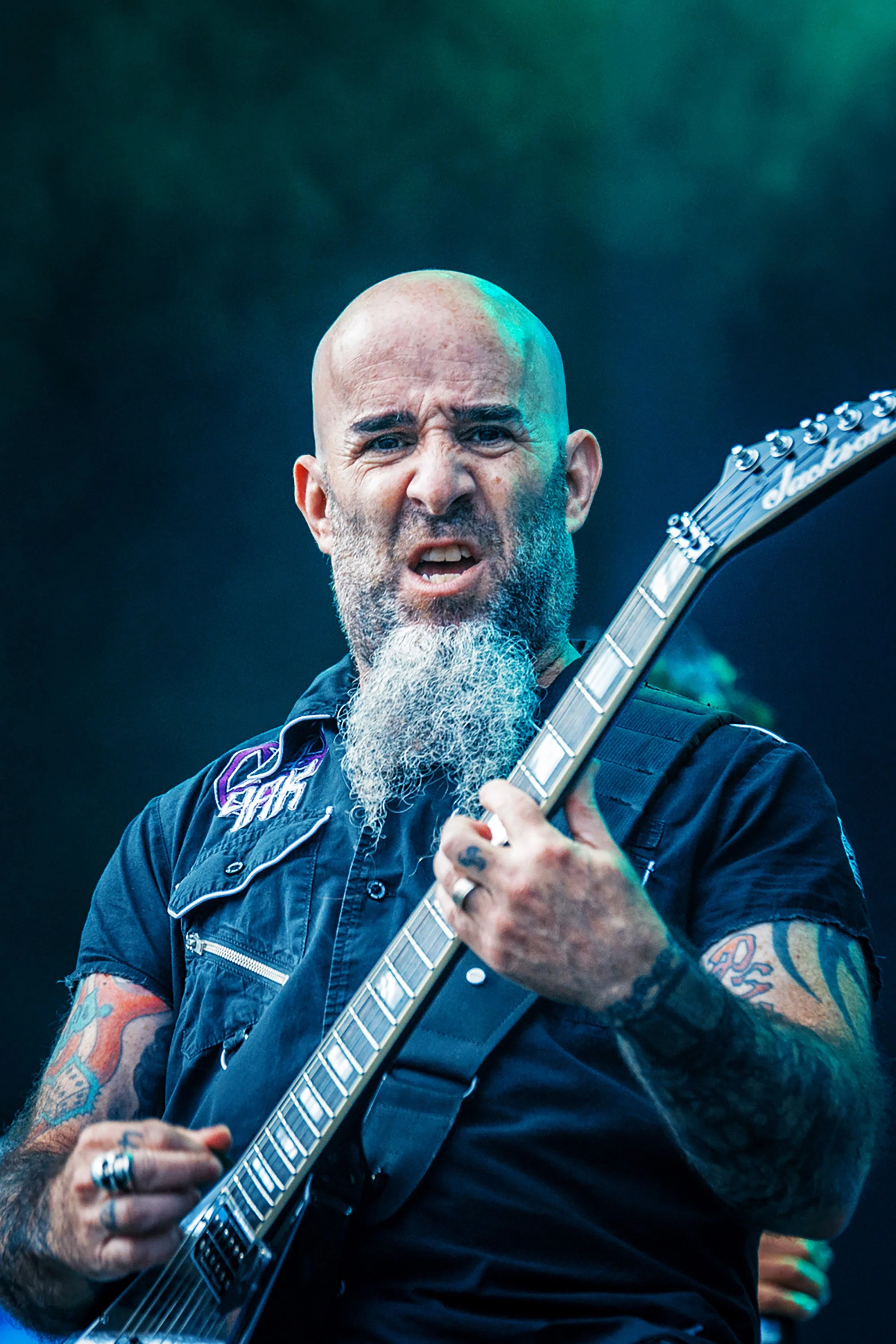 Scott Ian soittaa sooloa katsoen suoraan kameraan Anthraxin keikalla Tuska Festivalilla. Musiikki- ja konserttikuvaus – valokuvaaja Sami Turunen.