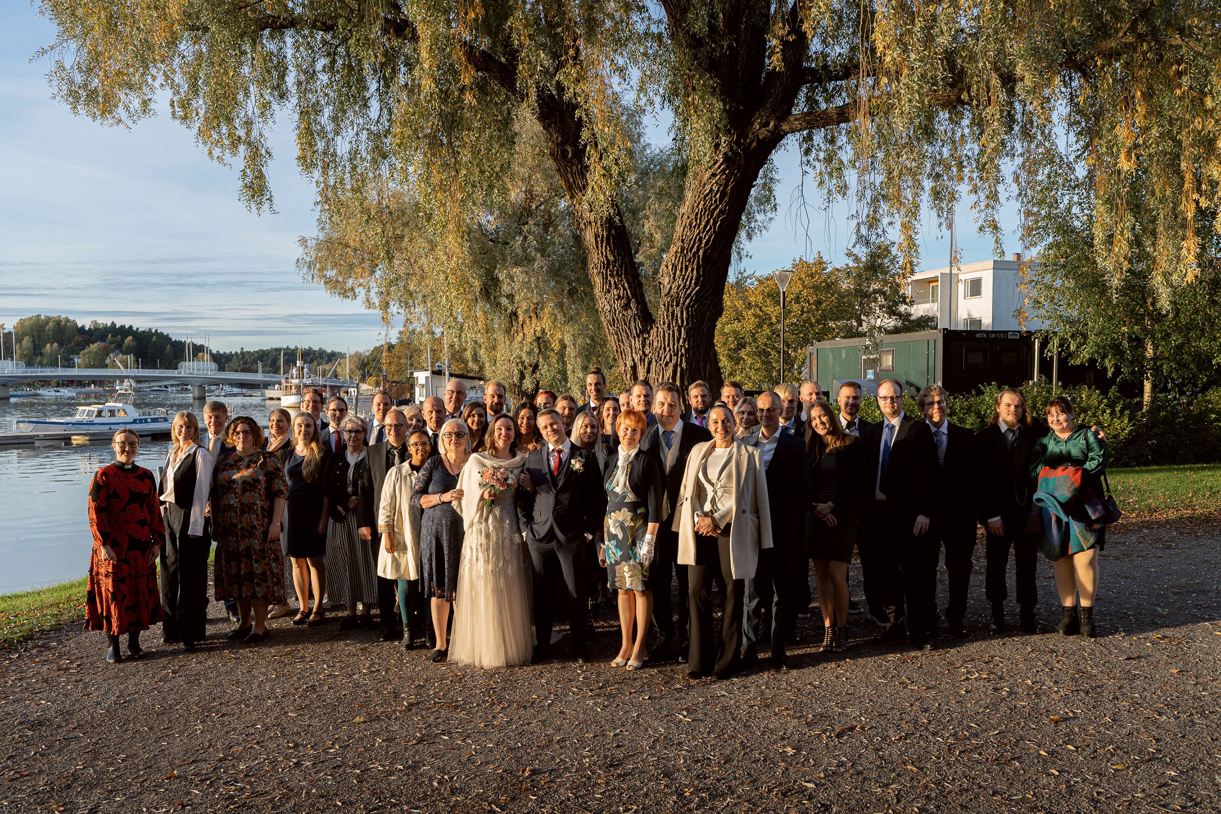 Hääpari ja juhlavieraat juhlatila Levinin edessä auringonlaskun aikaan. Hääkuvaus Porvoo – hyvän mielen valokuvaaja Sami Turunen.