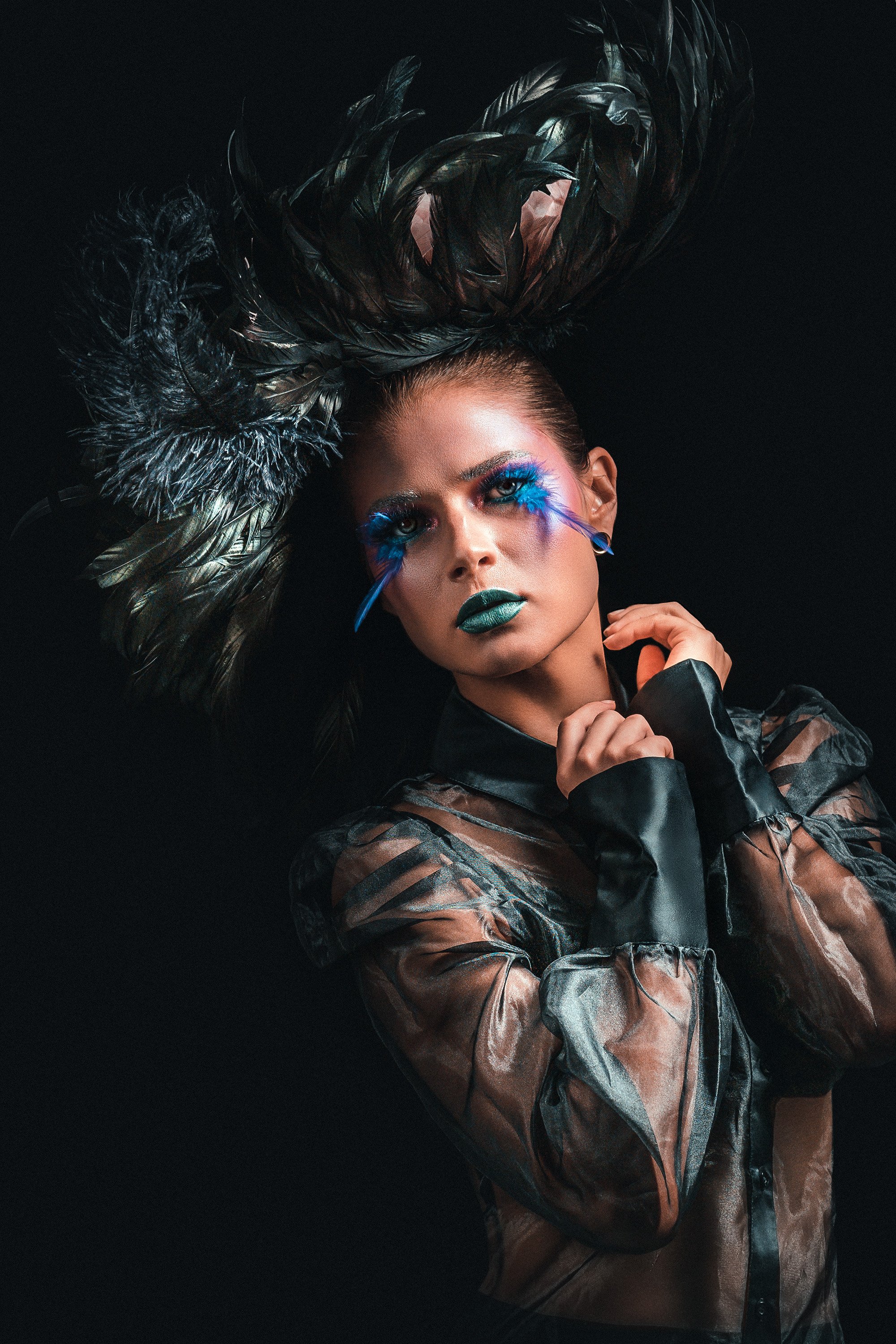 Verna Hirvonen fashion-tyylisessä muotokuvassa, jossa taiteellinen kasvomaskeeraus korostaa kuvan visuaalista ilmettä. Maskeeraus: Jasmiina Walters. Luova muotokuvaus Helsinki – hyvän mielen valokuvaaja Sami Turunen.