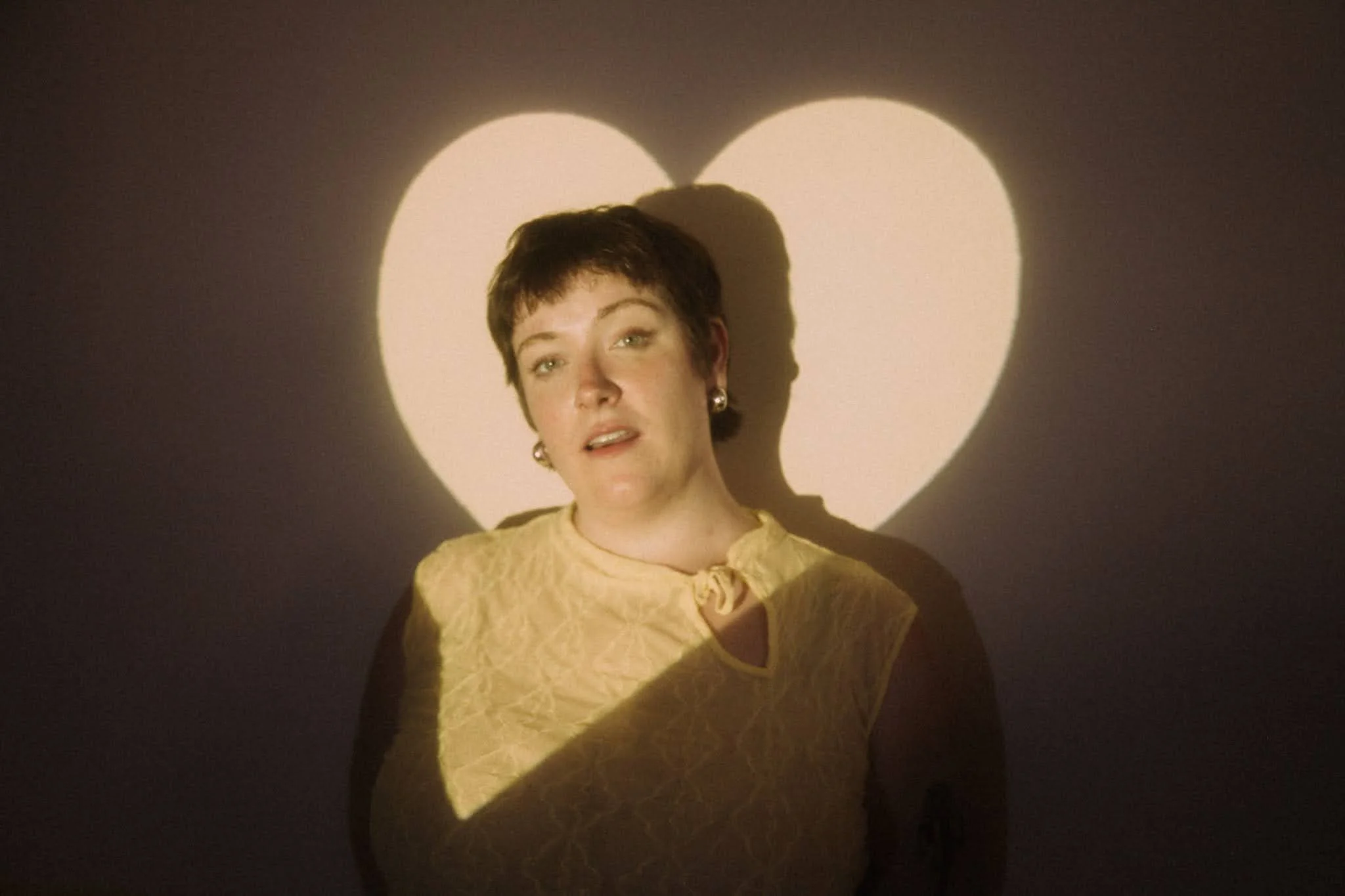 REVIEW: A Modern Love Letter to New York’s Iconic Music Scene, Sweetbreads Perfects the Lyrical Narrative on New Single “Open Mic”