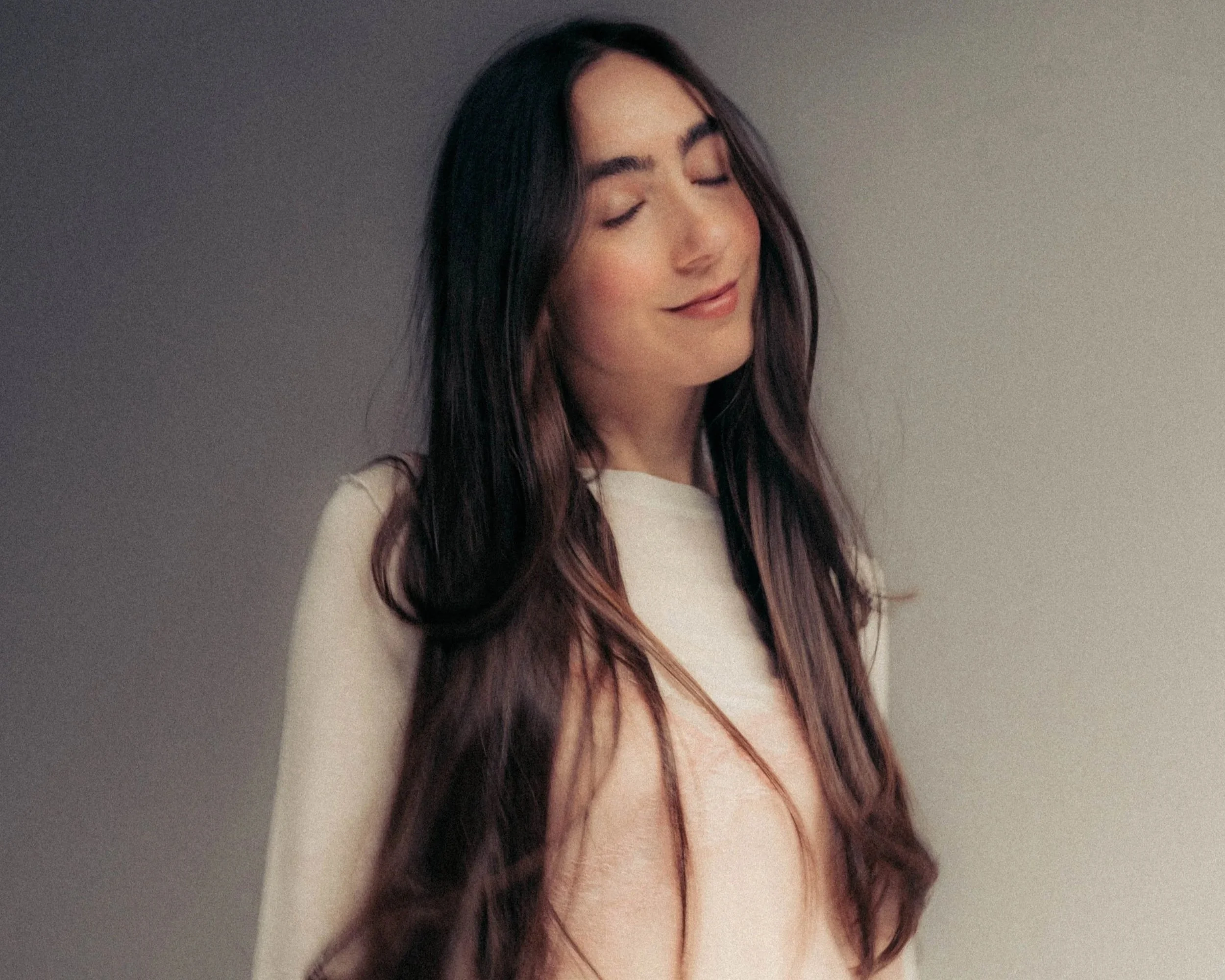 REVIEW: Anna Lynch Embraces Authenticity in New Single, “Feminine”