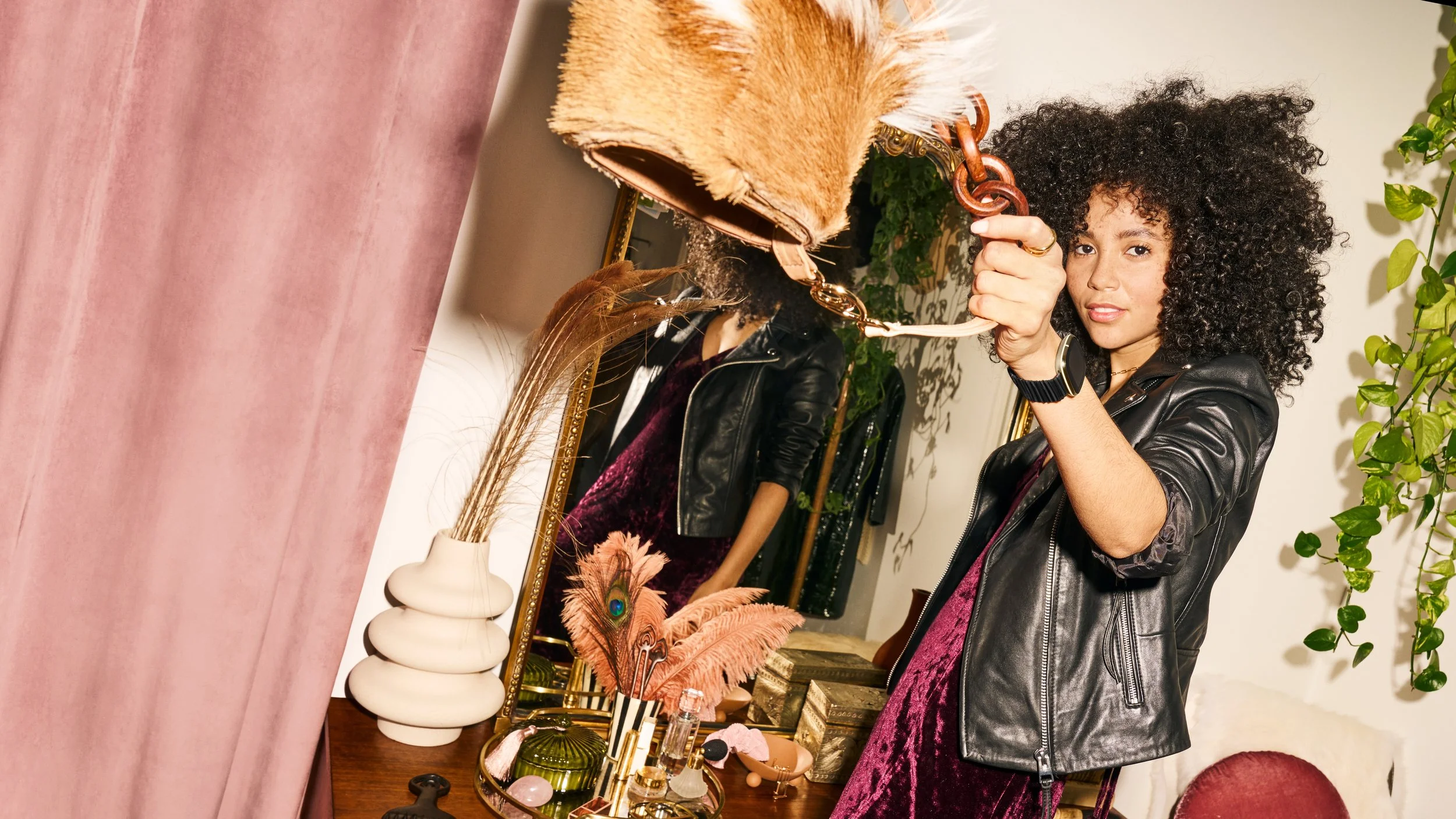 169 - FitbitBV21_Shot1_GoldSense_BlackLeather_134_FNL_RGB.jpeg