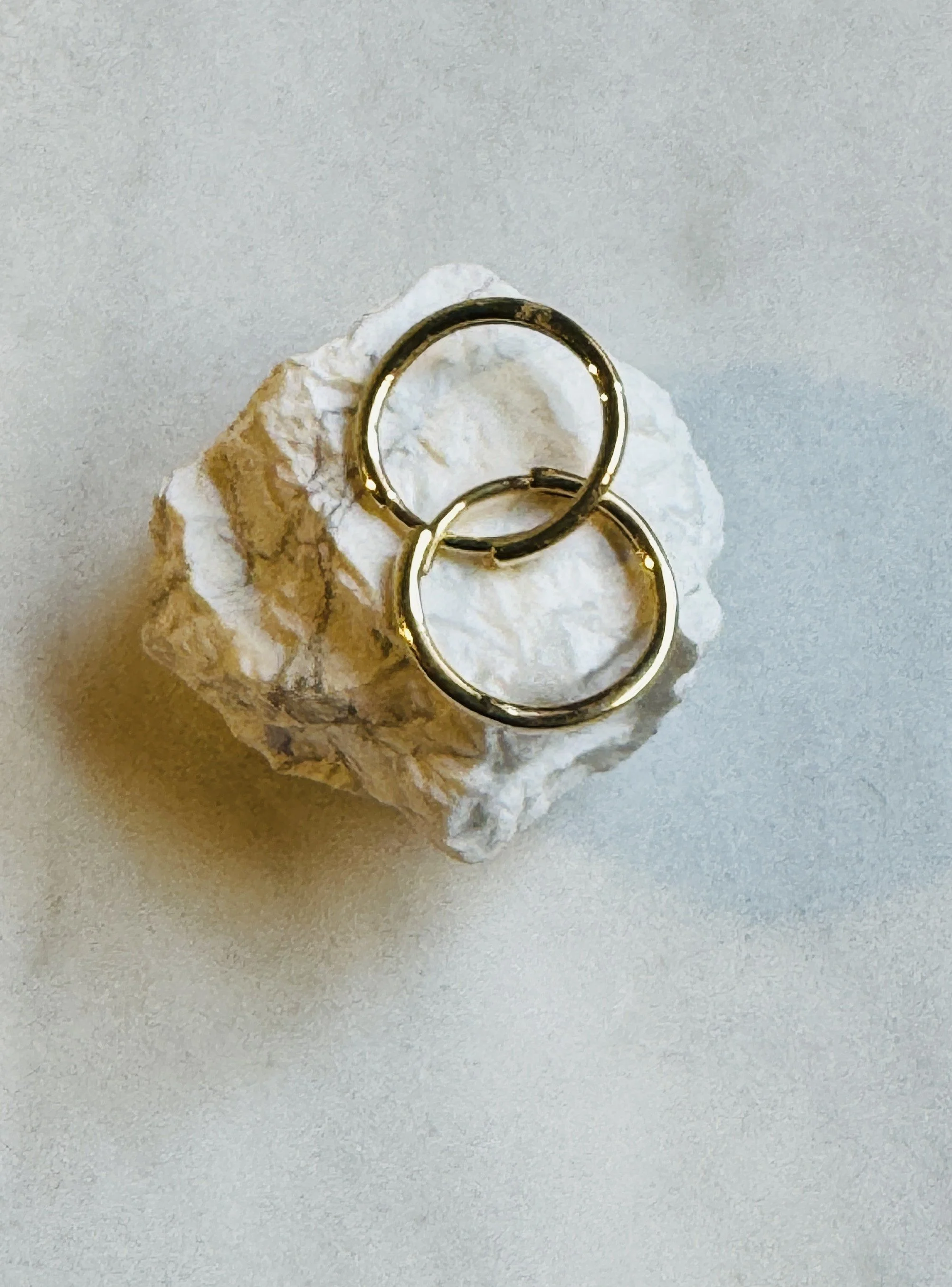 Earring small solid Oops 18K