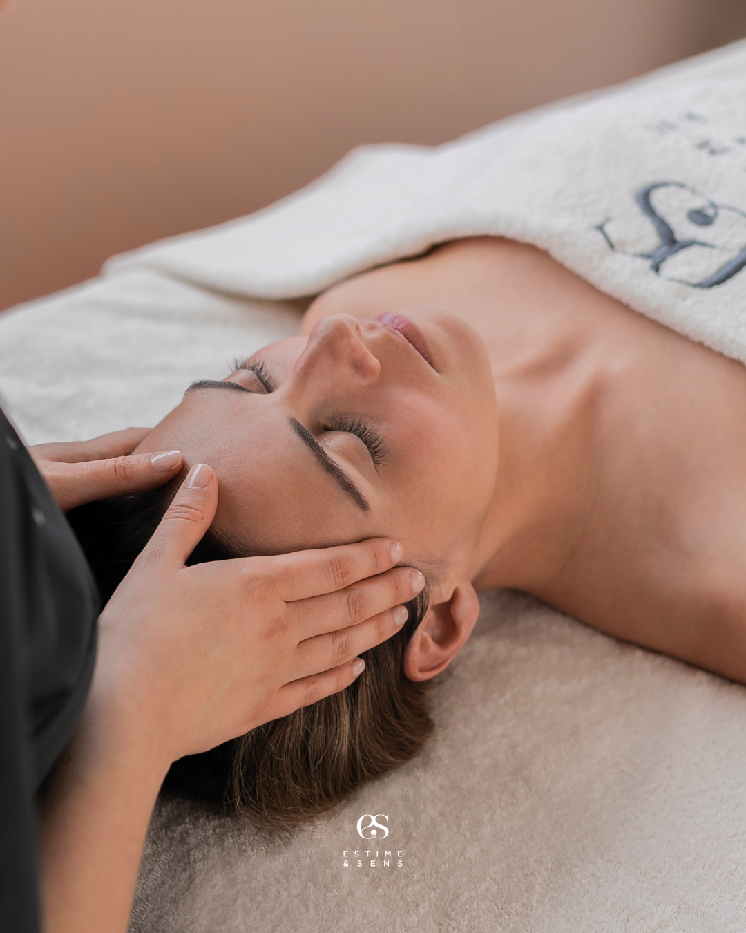 Femme recevant un massage du visage dans un institut