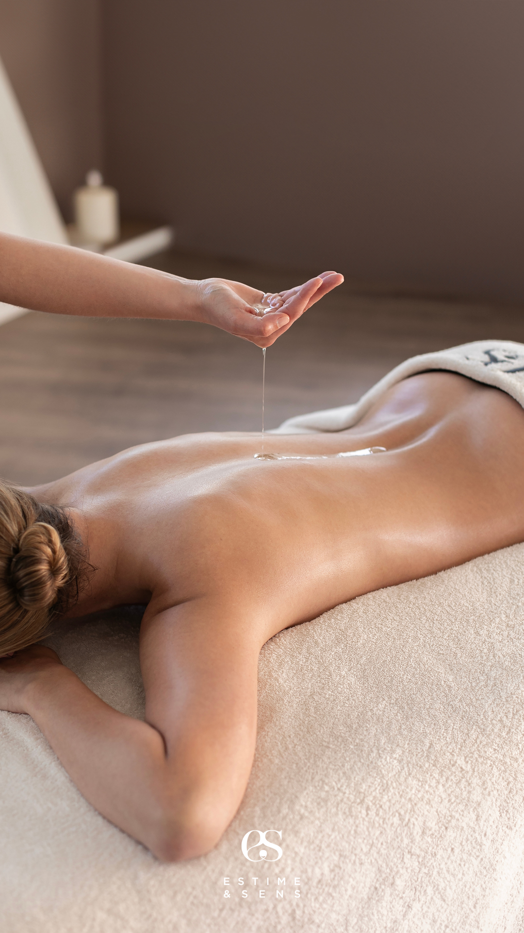 Une femme reçoit un massage ou un soin de relaxation avec de l'huile sur son dos dans un institut ou centre de bien-être.