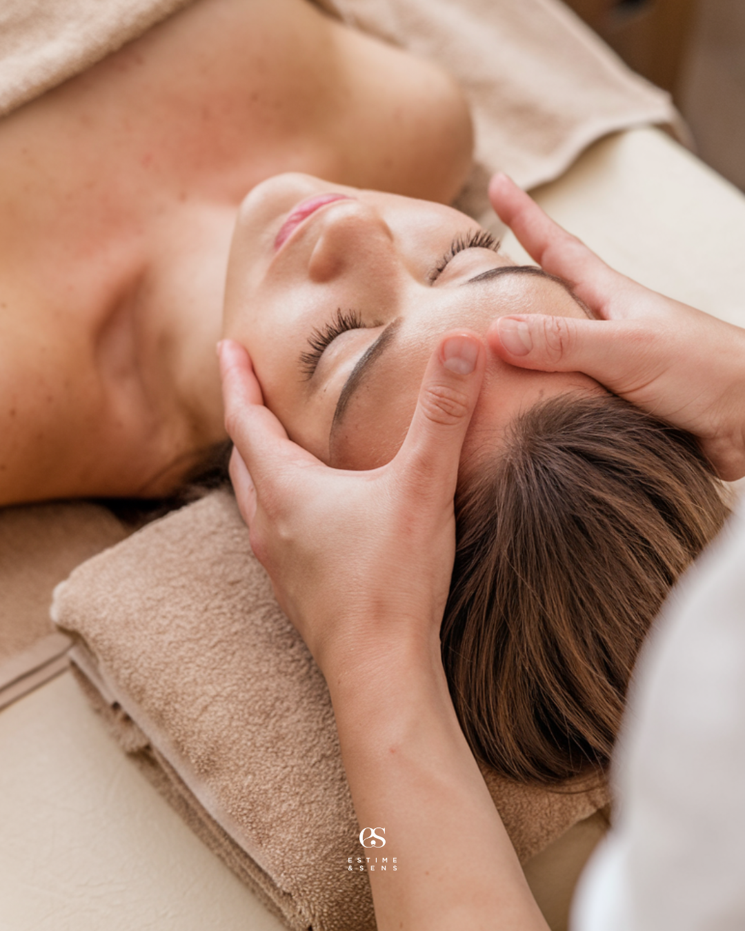 Femme recevant un massage du visage dans un spa