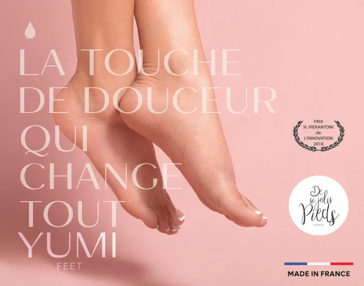 Deux pieds nus, un doigt pointant vers le haut, sur un fond rose pâle, avec texte en français sur le soin et la douceur des pieds, logo et prix en France.