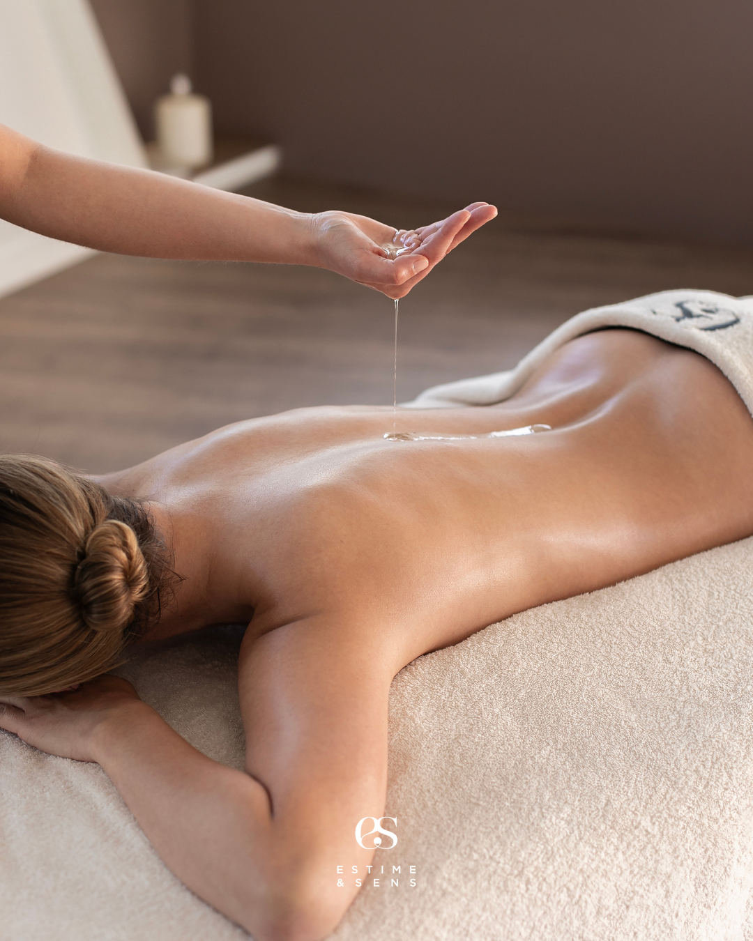 Une personne reçoit un massage ou un traitement de spa sur le dos dans un cadre relaxant.