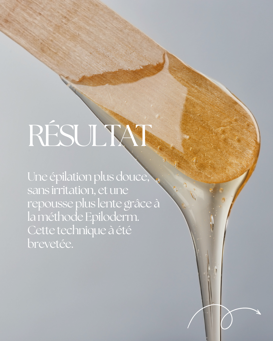 Une spatule en bois avec de la cire est trempée dans une substance liquideOpaque, probablement de la cire d'épilation.